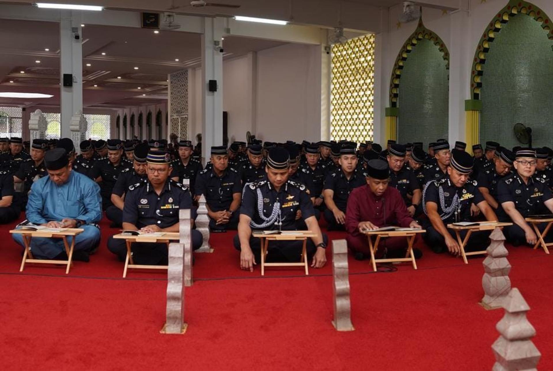 可兰经朗诵仪式在进行