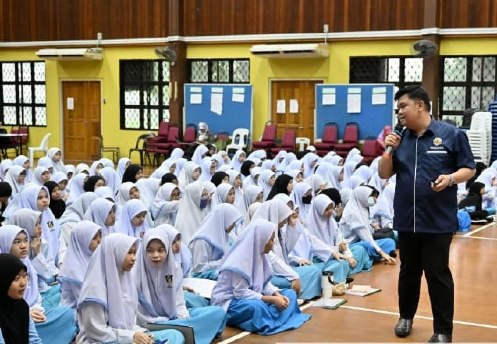 新闻局企业媒体与传播部企业关系处国际事务主管埃迪伊斯万迪主持简报会