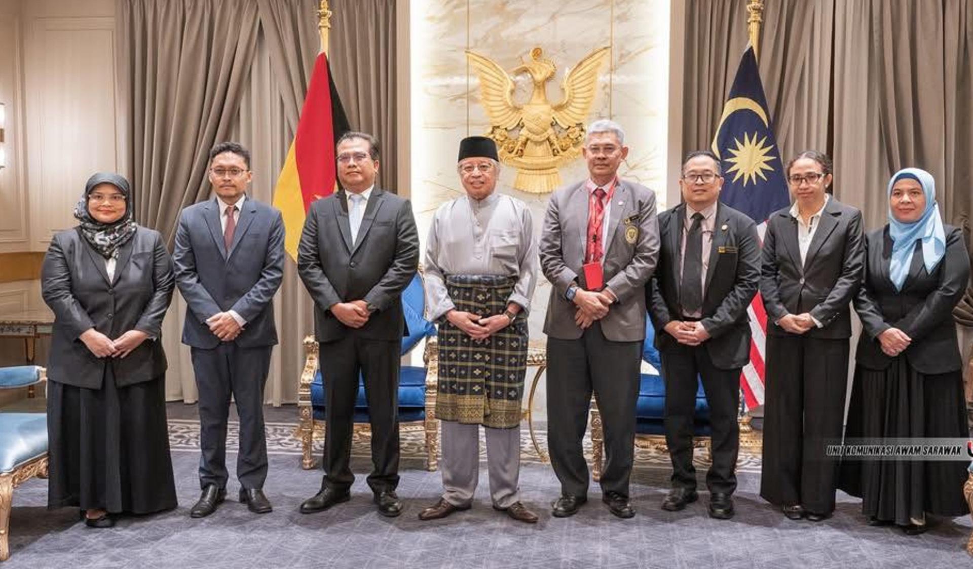印尼驻古晋总领事拿督阿都拉祖基菲里（左3）与其团队拜会后砂总理拿督巴丁宜丹斯里阿邦佐哈里（左4）后合影。