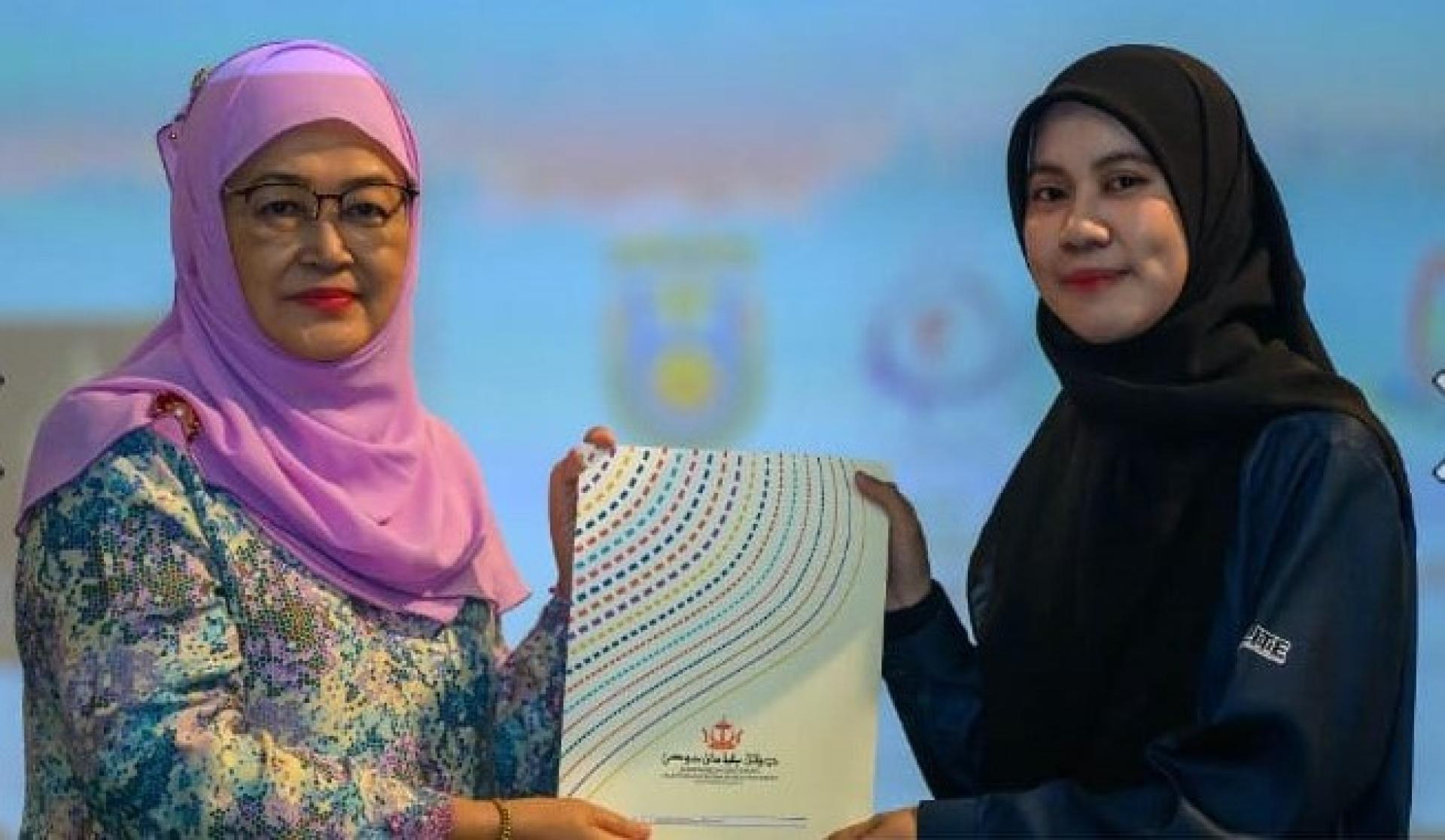 青年和体育发展局局长扎伊纳颁发结业证书予学员