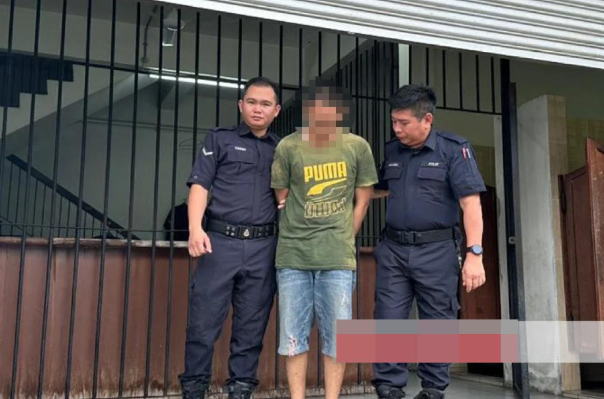 被告（中）在判决后被押送出庭。