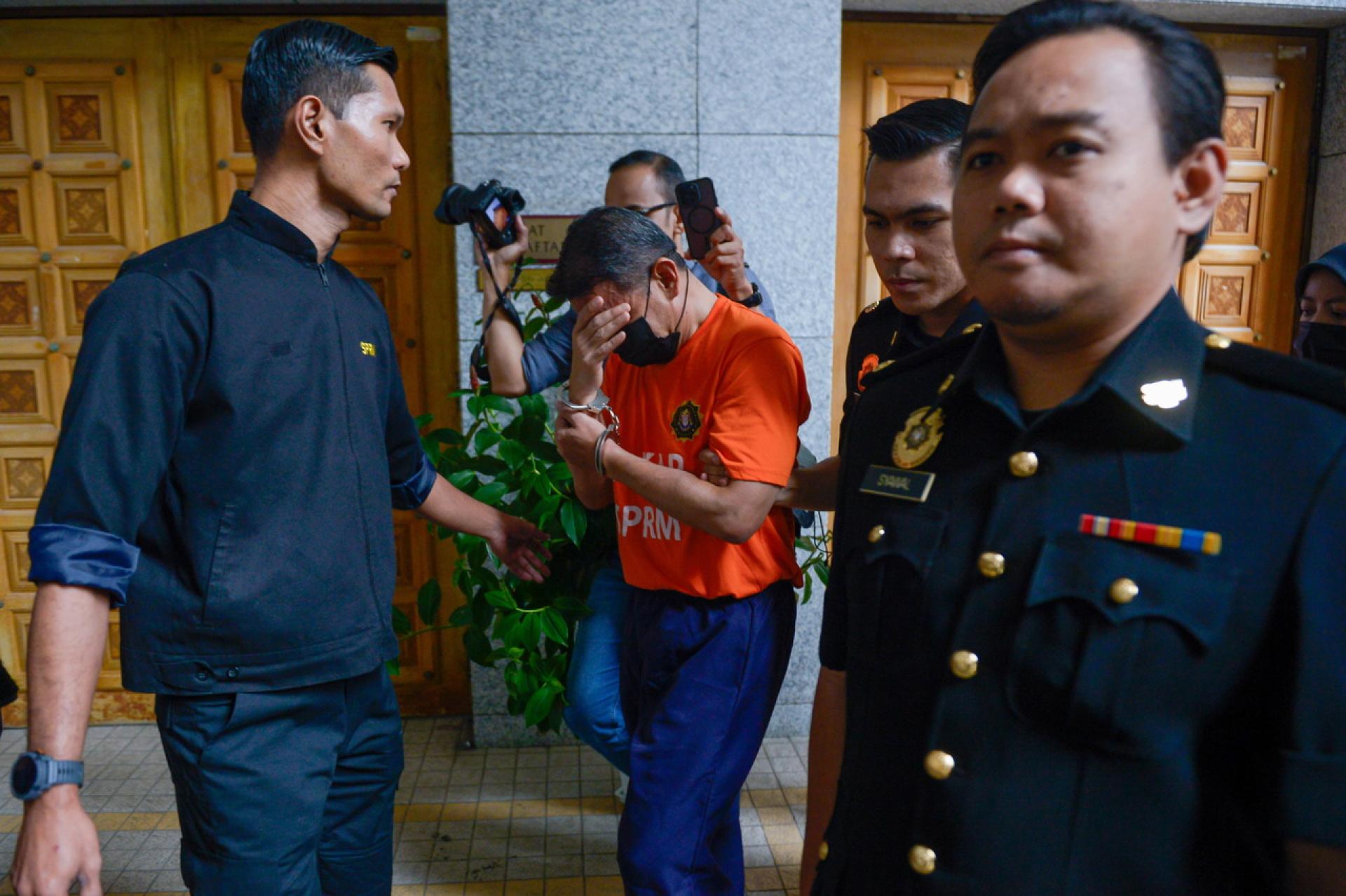 前陆军总司令周四被反贪会带上法庭申请延扣，以协助调查。