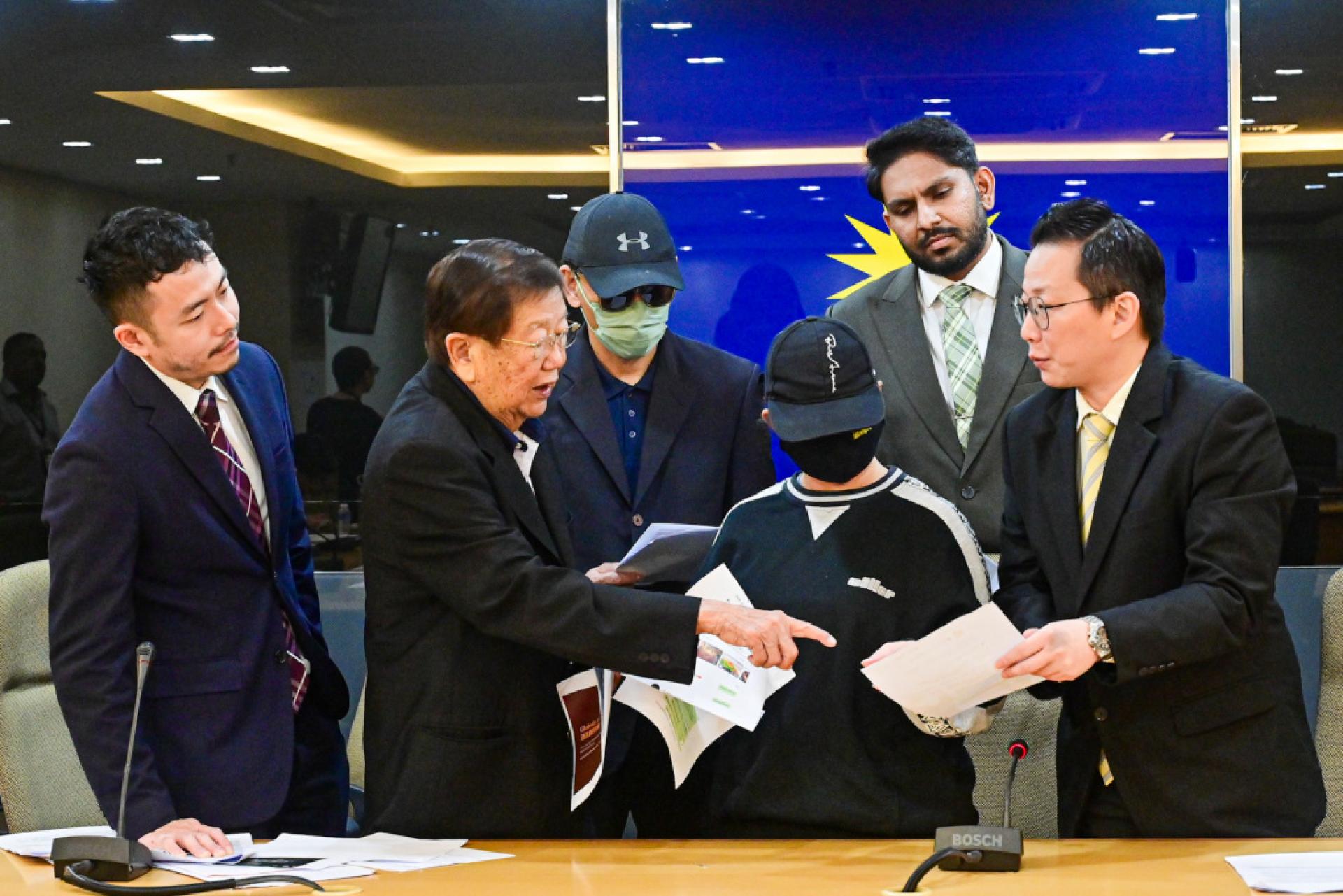 张朝盛（前排左起）、张天赐和陈凯荣（前排右起），为邱女士和占士（后排左）召开记者会，后排右是阿伦。