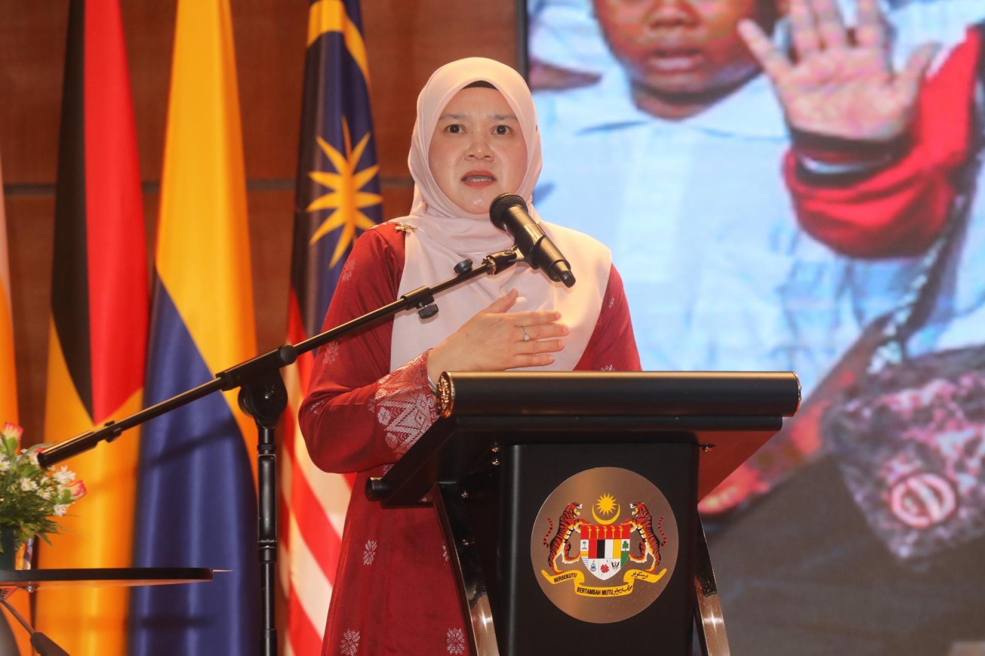 法丽娜周五在教育部发表新一年献词。