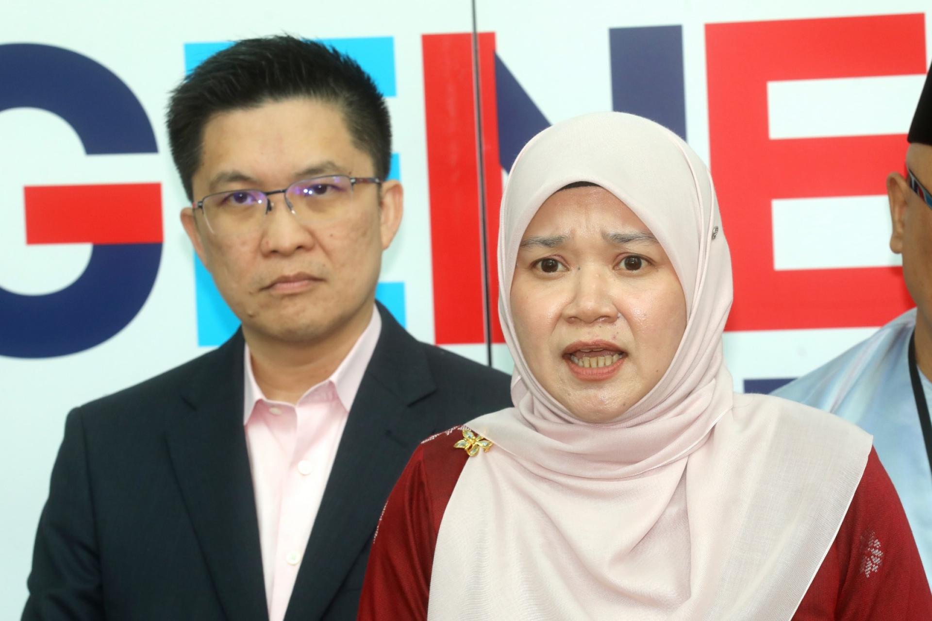 法丽娜表示，教育部明年将会提早发放开学援助金，旁为副教长黄家和。