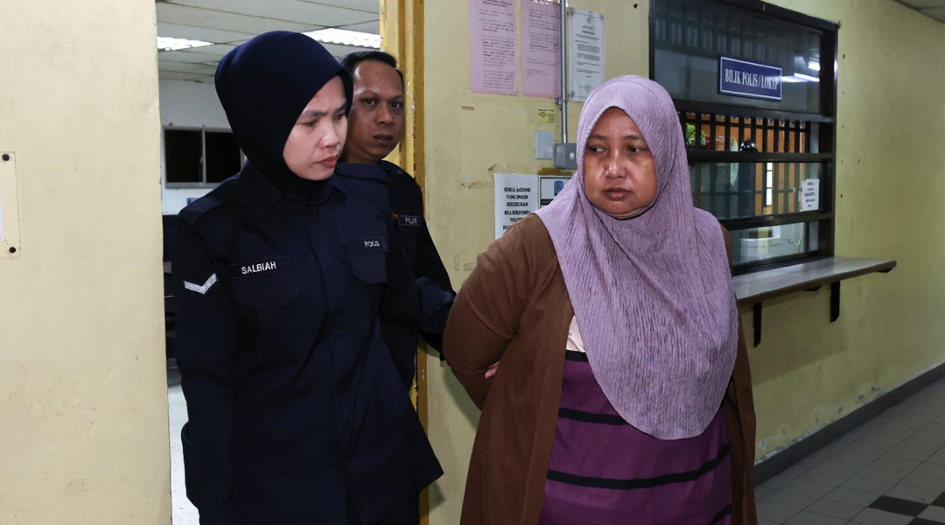 女摊贩莎妮雅周五被押上法庭面控，她涉嫌在客厅内谋杀7岁男童。