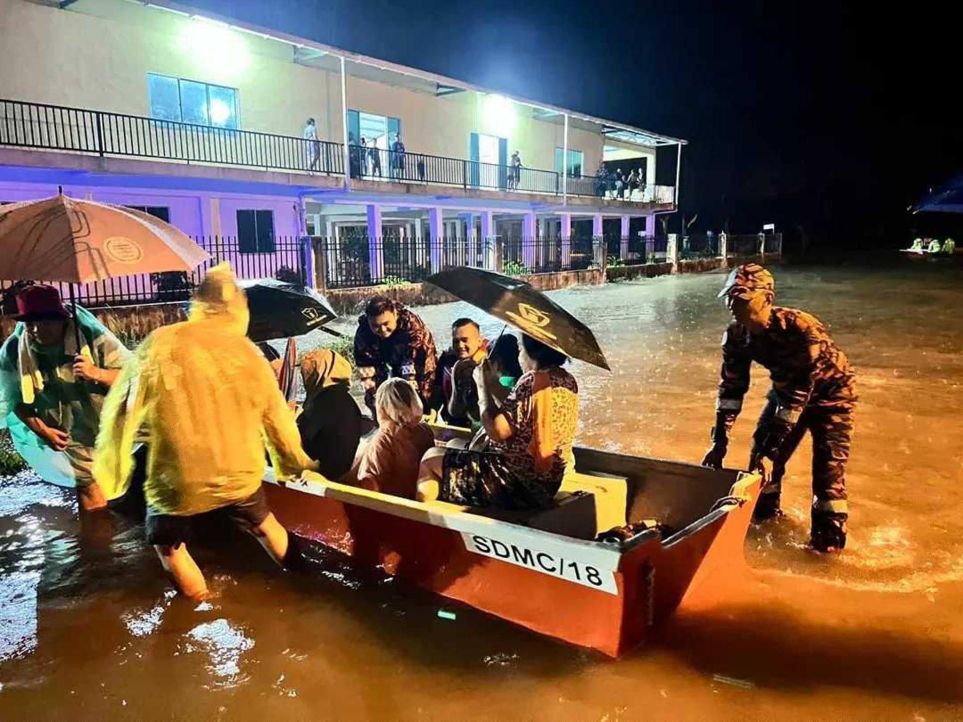 130名灾黎在救灾人员协助下，紧急撤离至附近礼堂临时安置。