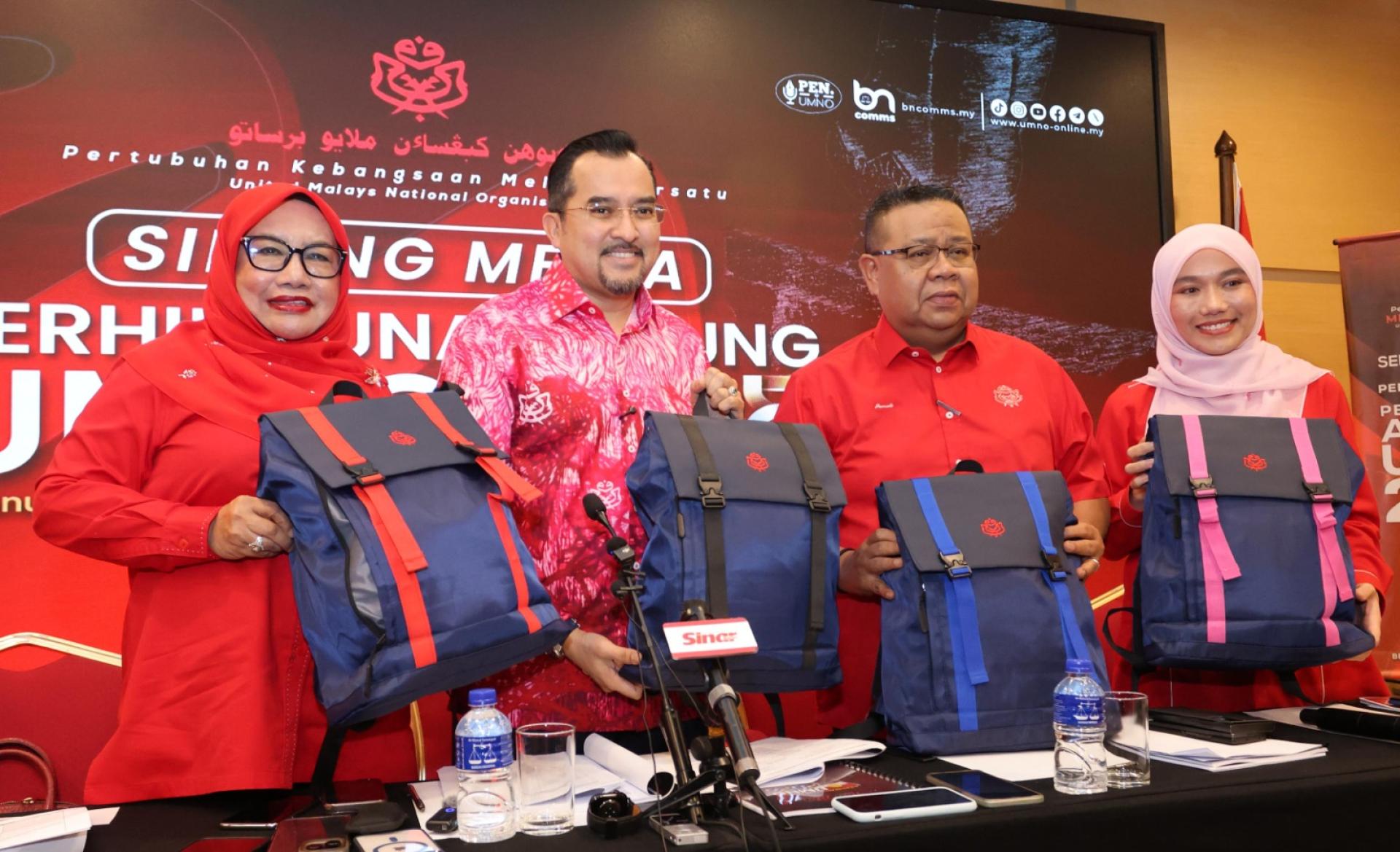 阿斯拉夫（左2）与罗丝妮（左1起）、苏马里及西蒂诺哈丝雅蒂就巫统大会详情向媒体做出汇报。