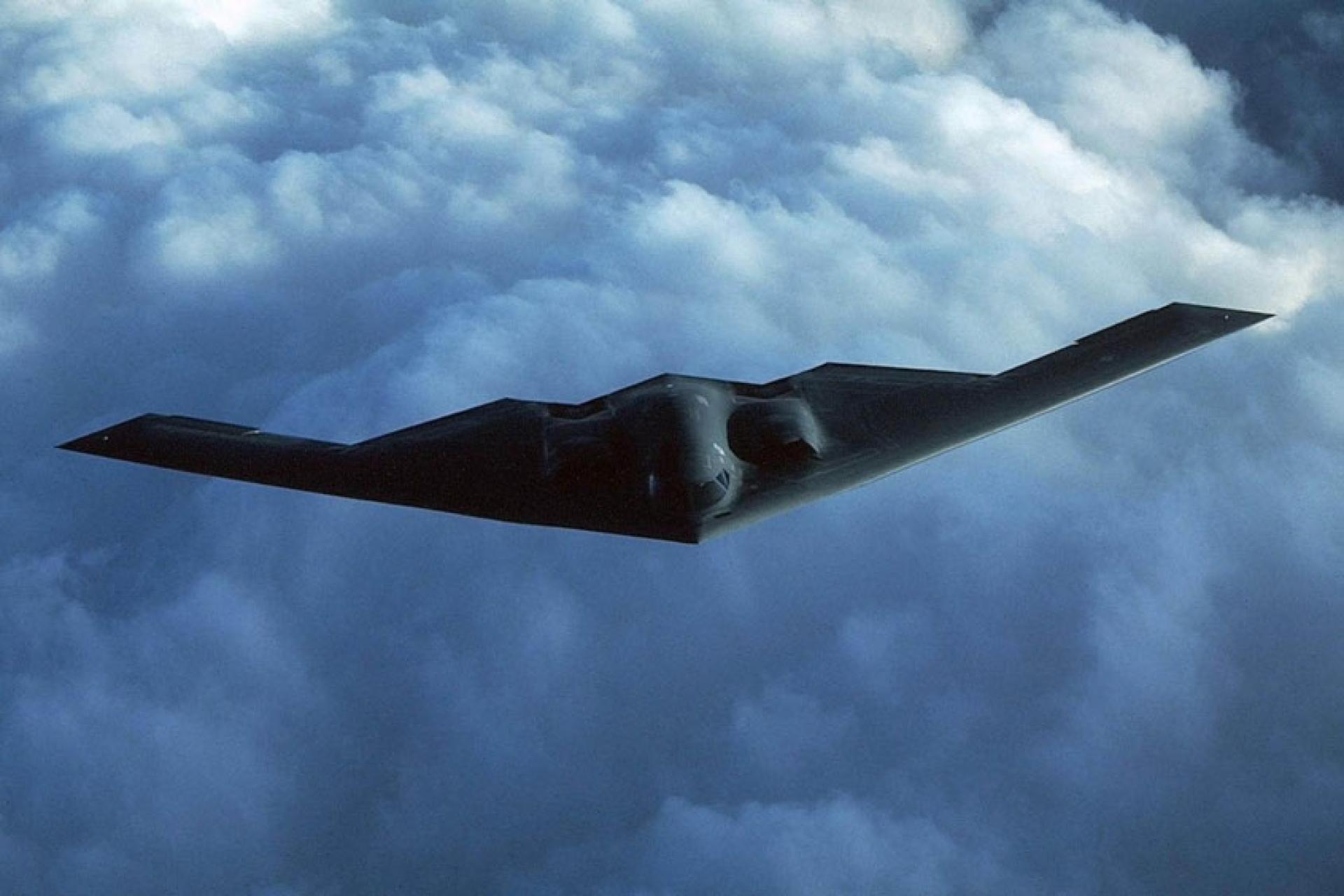 B-2轰炸机。（档案照）一名35岁中国男子2023年非法入境美国，去年底两度未经授权拍摄密苏里州空军基地的B-2轰炸机。美国检察官近日对他提出刑事控诉。若被判有罪，吴将面临最高一年刑期。