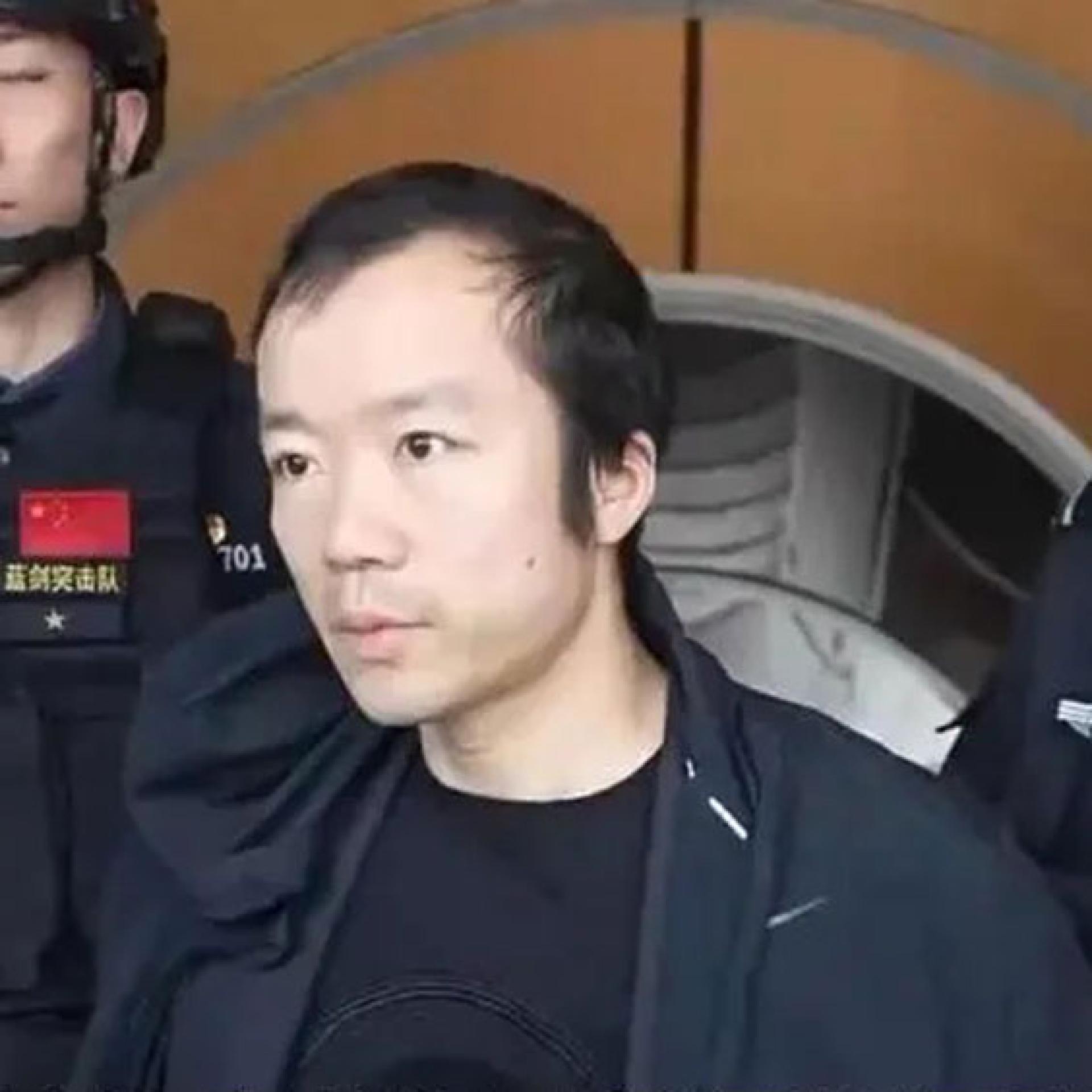 陈志（中）被公安从柬埔寨金边押解回大陆。（央视新闻截图）