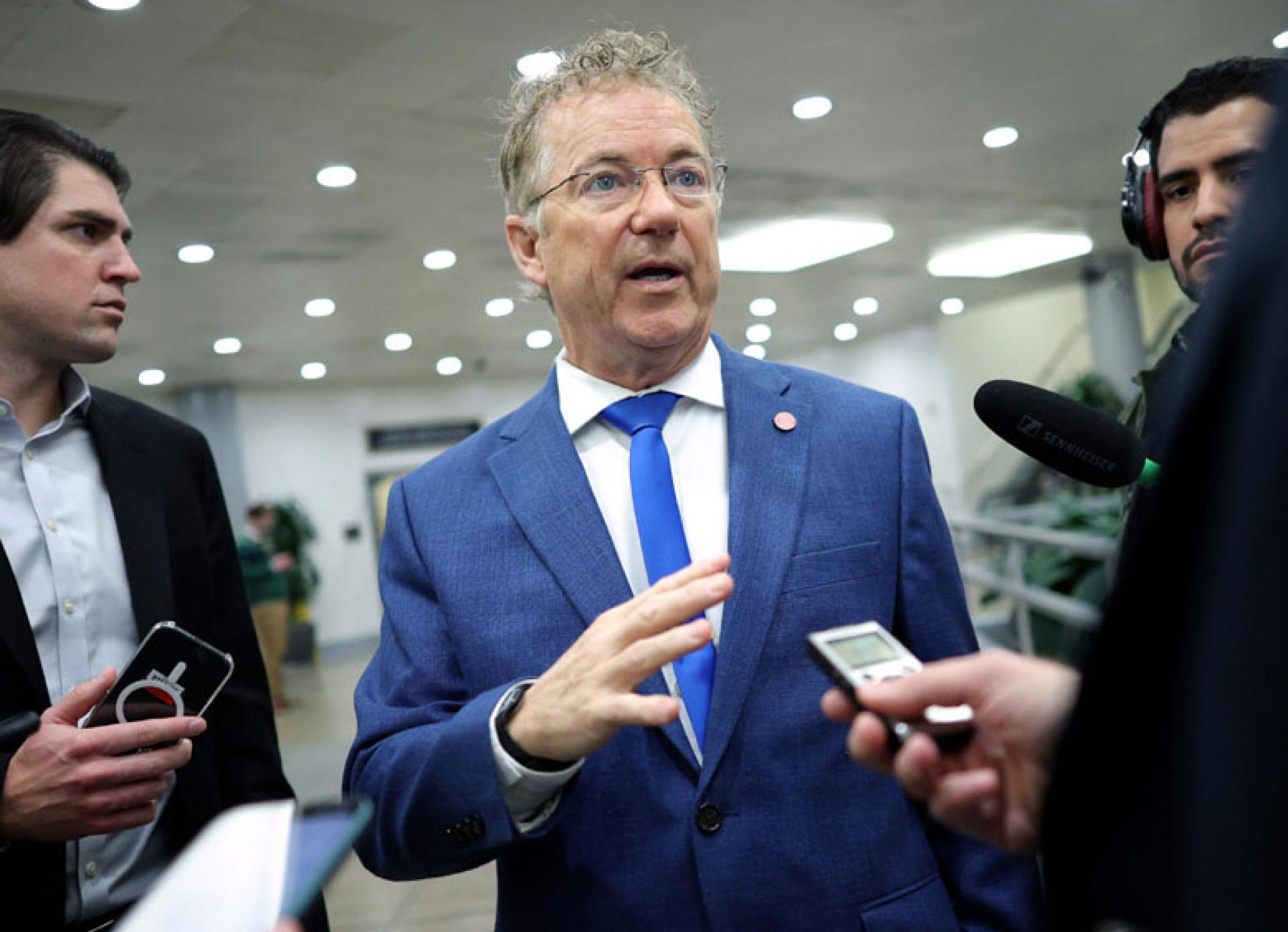 共和党籍参议员兰德·保罗说：“轰炸别国首都并带走其总统，无疑是战争行为。”