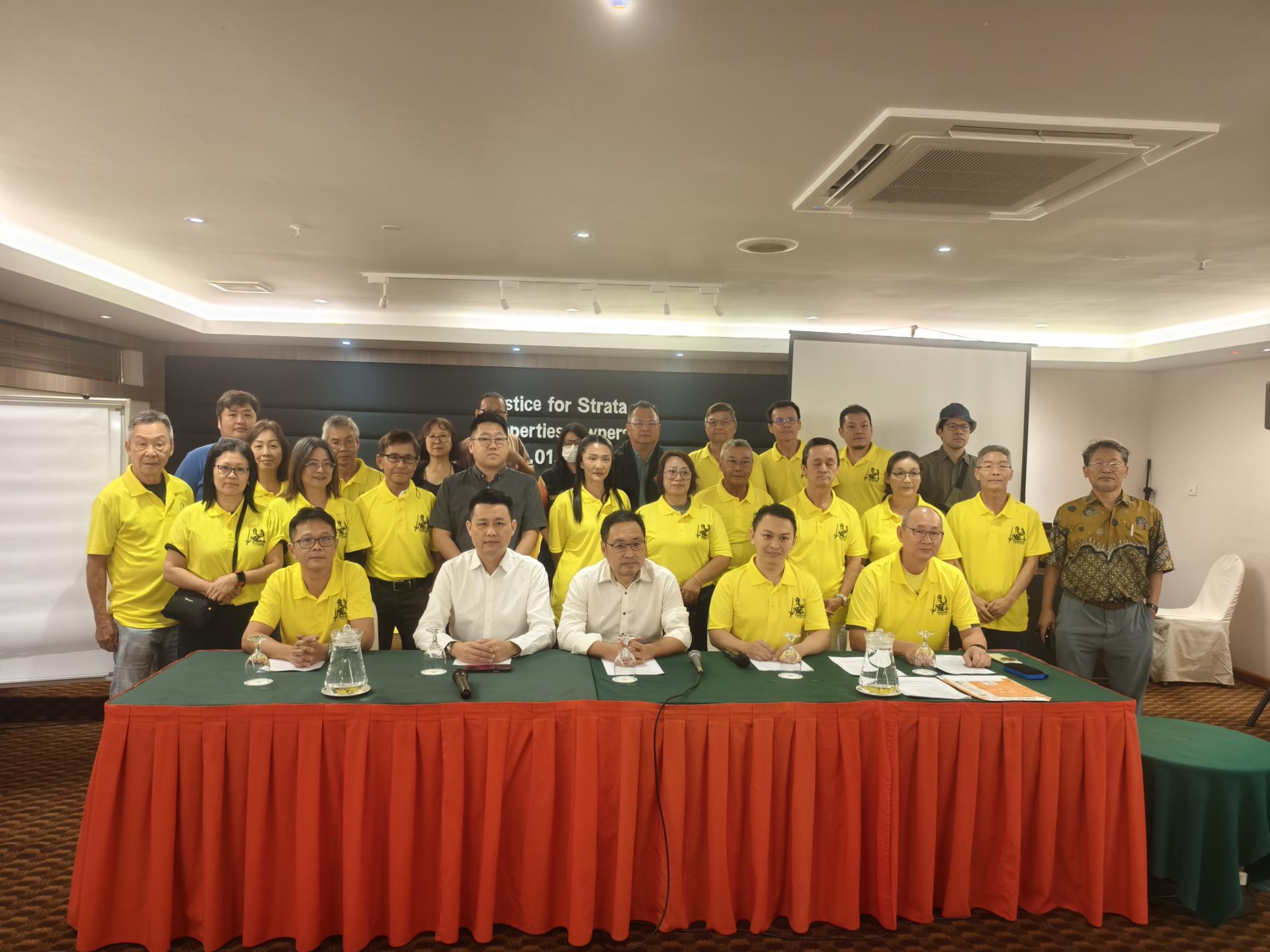 美里分层产业购买者联合发表新闻声明时影。前排左起为美里分层产业购买者魏晓铭、砂行动党秘书长林思健律师、实旦宾区国会议员兼砂行动党主席张健仁律师、购买者代表陈庆忠，以及购买者郑成安。