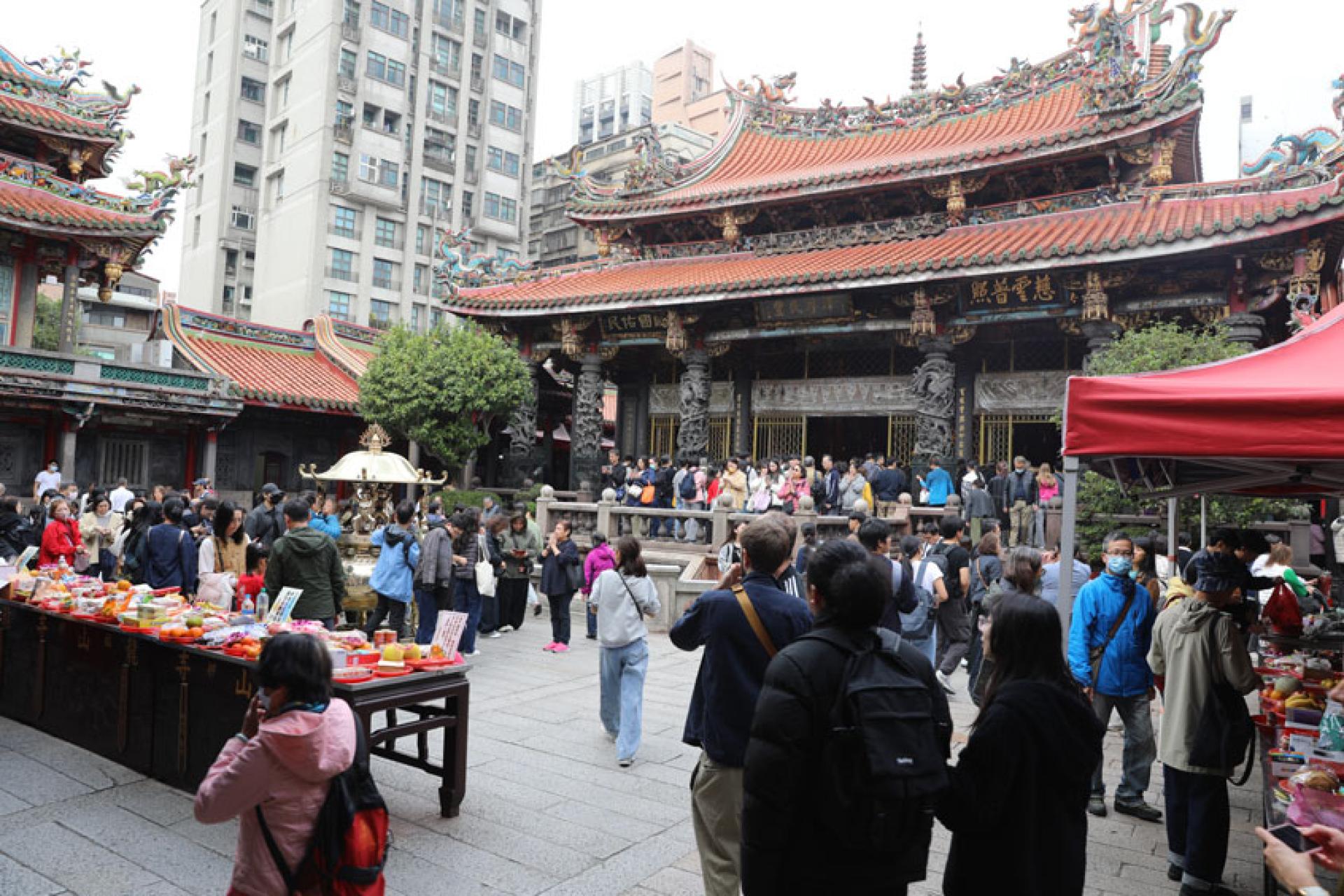 台湾于1993年成为“高龄化社会”，2018年转为“高龄社会”。图为台北艋舺龙山寺。（图：中新社）