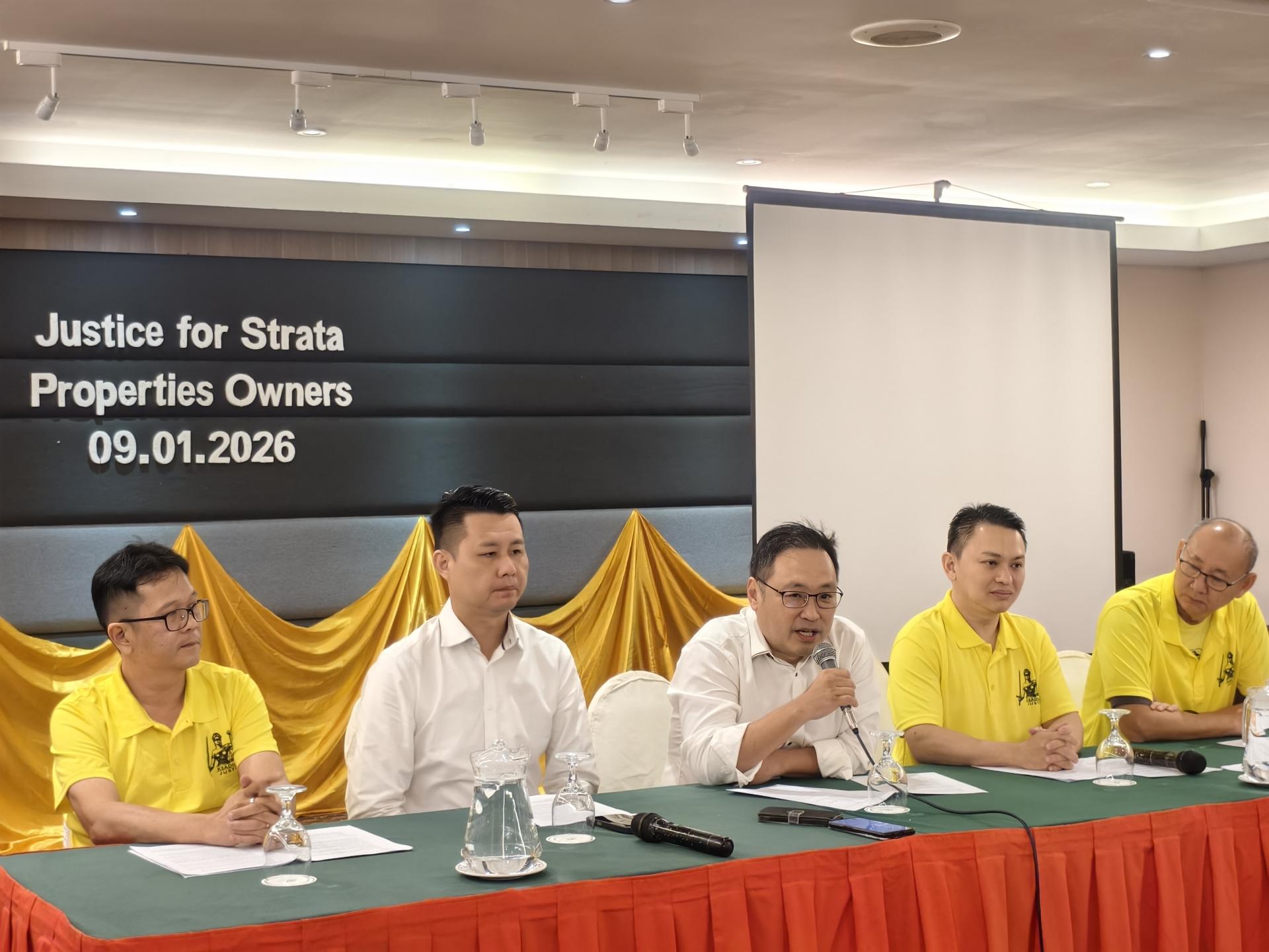 实旦宾区国会议员兼砂行动党主席张健仁律师（中）针对分层地契权一事做出回应。