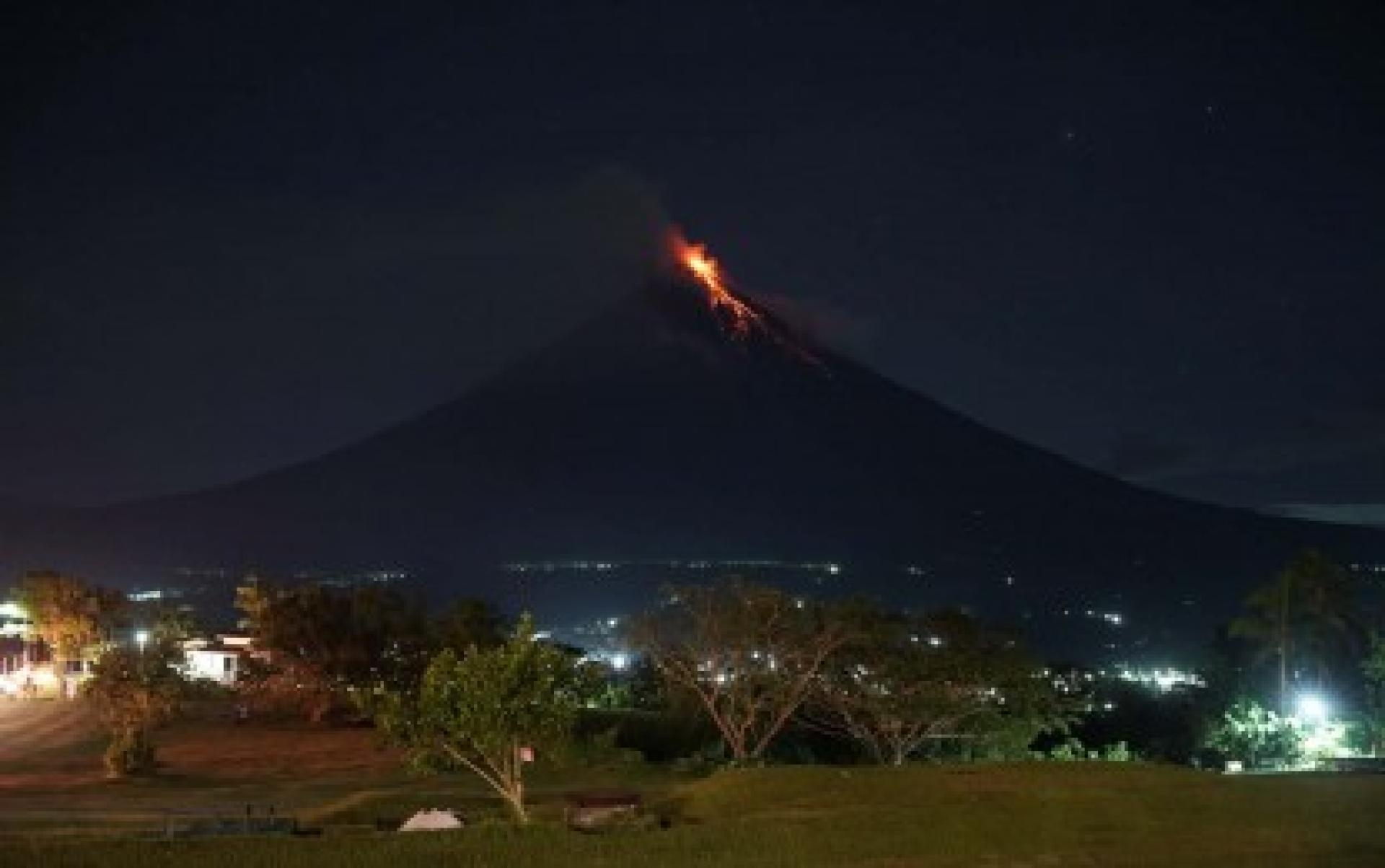 马荣火山（Mayon Volcano）周四（1月8日）在阿尔拜卡马利格Quituinan牧场上空闪烁火光。菲律宾国家警察局（PNP）代理局长何塞·梅伦西奥·纳尔塔特兹中将周五（1月9日）表示，PNP已准备好为受火山活动影响的居民提供医疗分诊及心理急救。