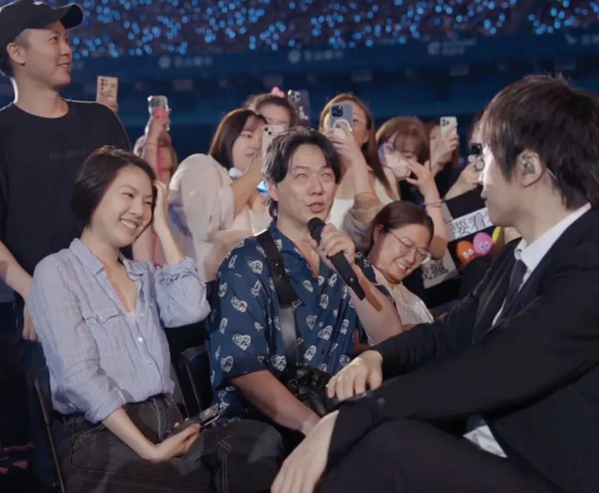 萧煌奇（左二）去年就带着老婆（左一）到大巨蛋约会朝圣五月天。