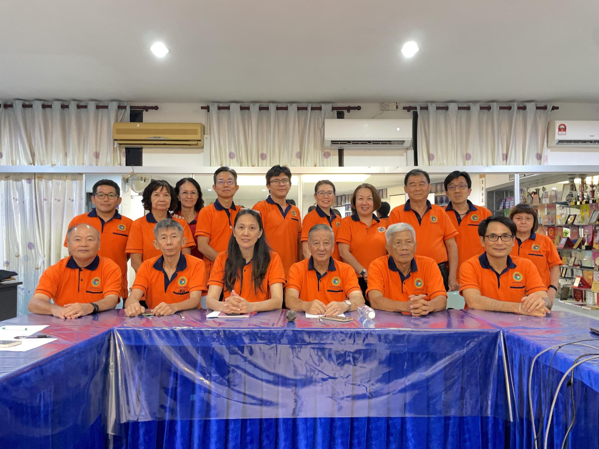 美里兴安会馆“兴化齐心•骏马奔腾迎新岁”新春大团拜晚宴筹备会成员合影。坐者左3起为筹备会主席卢贝贝及兴安会馆会长李明森。