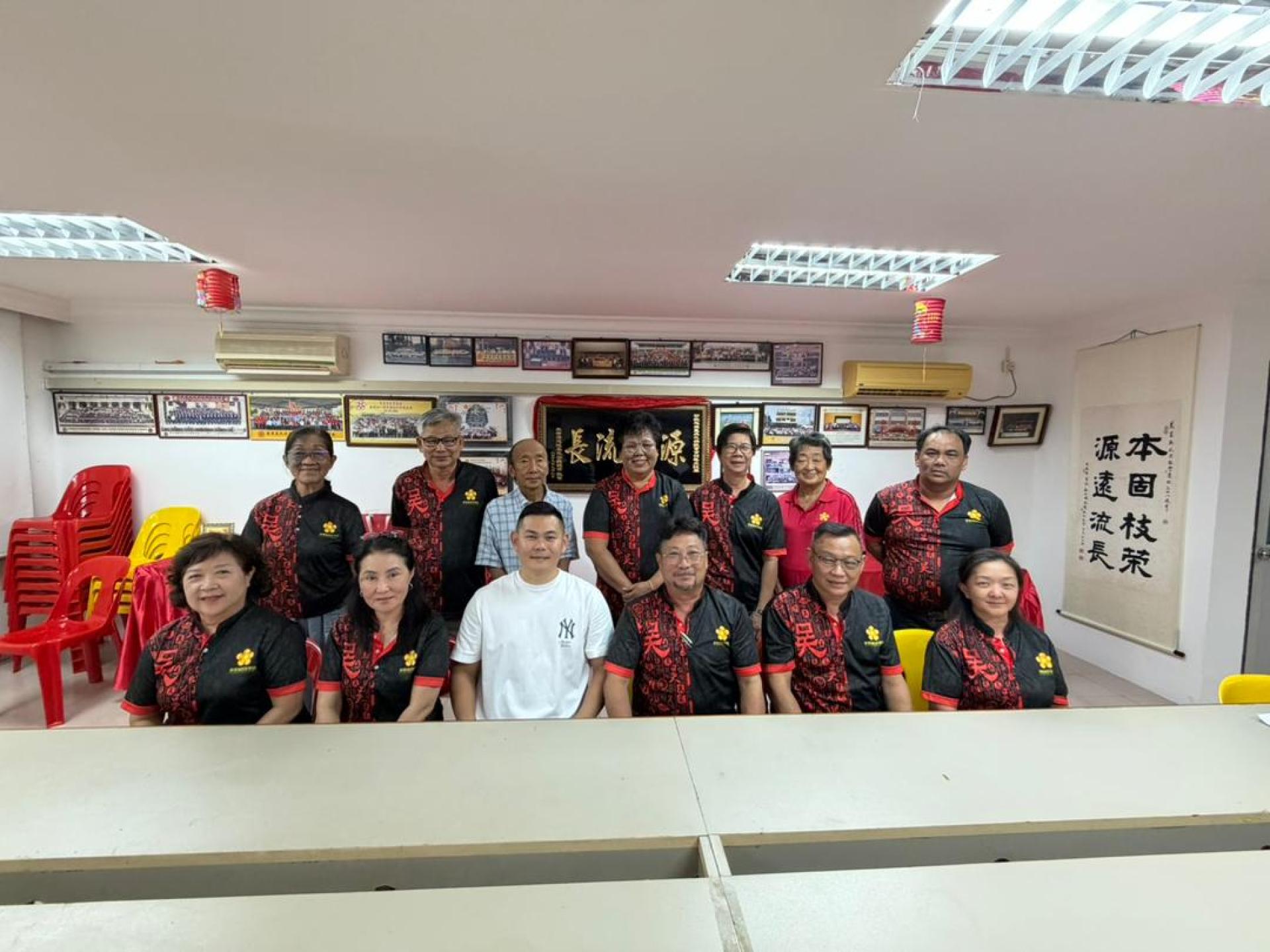 美里吴氏宗亲会就职典礼暨新春联欢与颁发会员子女学优奖励金午宴筹备会成员合影。