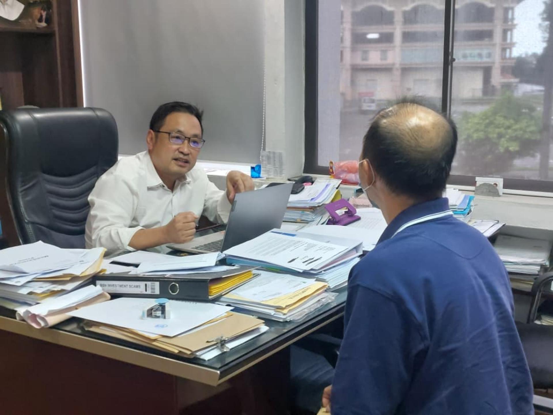 事主（右）寻求张健仁的协助。