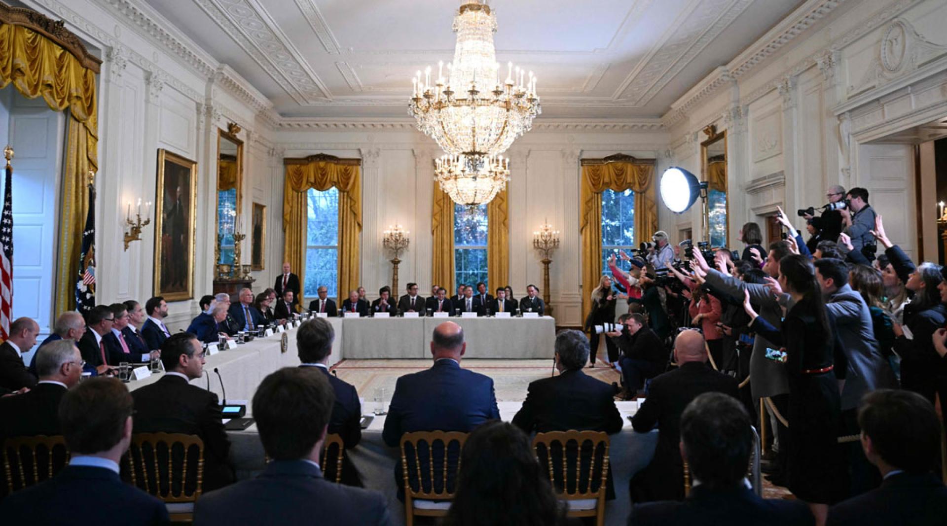 特朗普9日在白宫与美国石油公司高层会面。右方为记者在场提问。