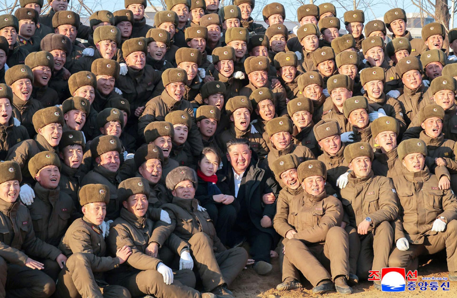 朝方警告韩方“必须立即停止玩火自焚的行径”。图为朝鲜领导人金正恩 (中) 和他的女儿5日出席平壤的仪式。