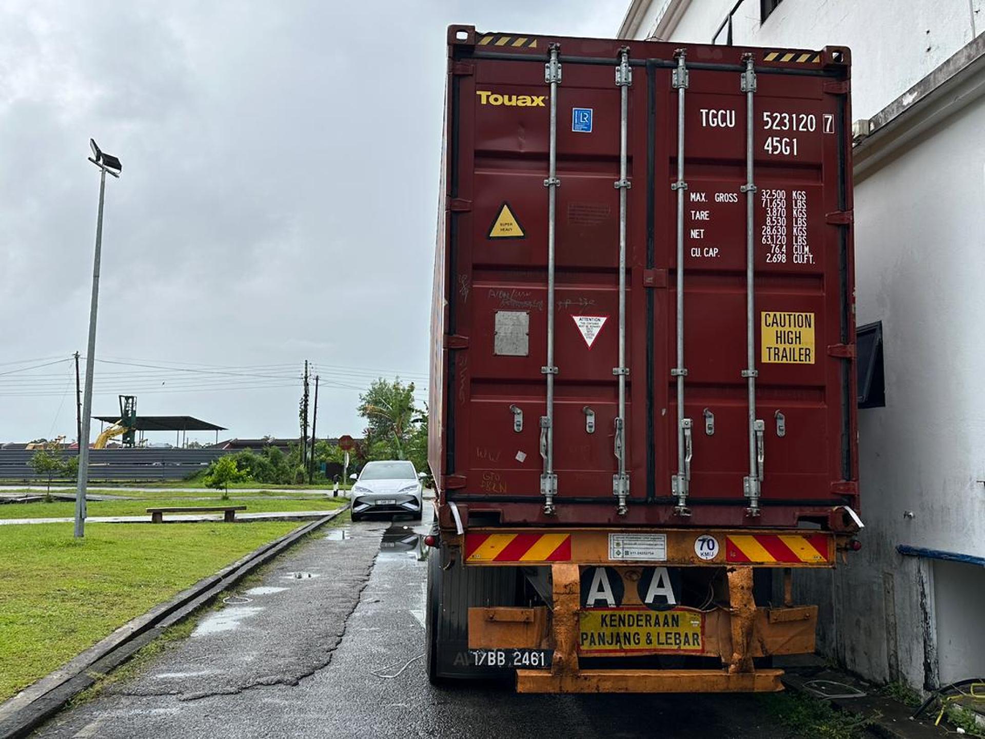 大型罗里随意停放司空见惯，盼地方当局采取行动对付之。