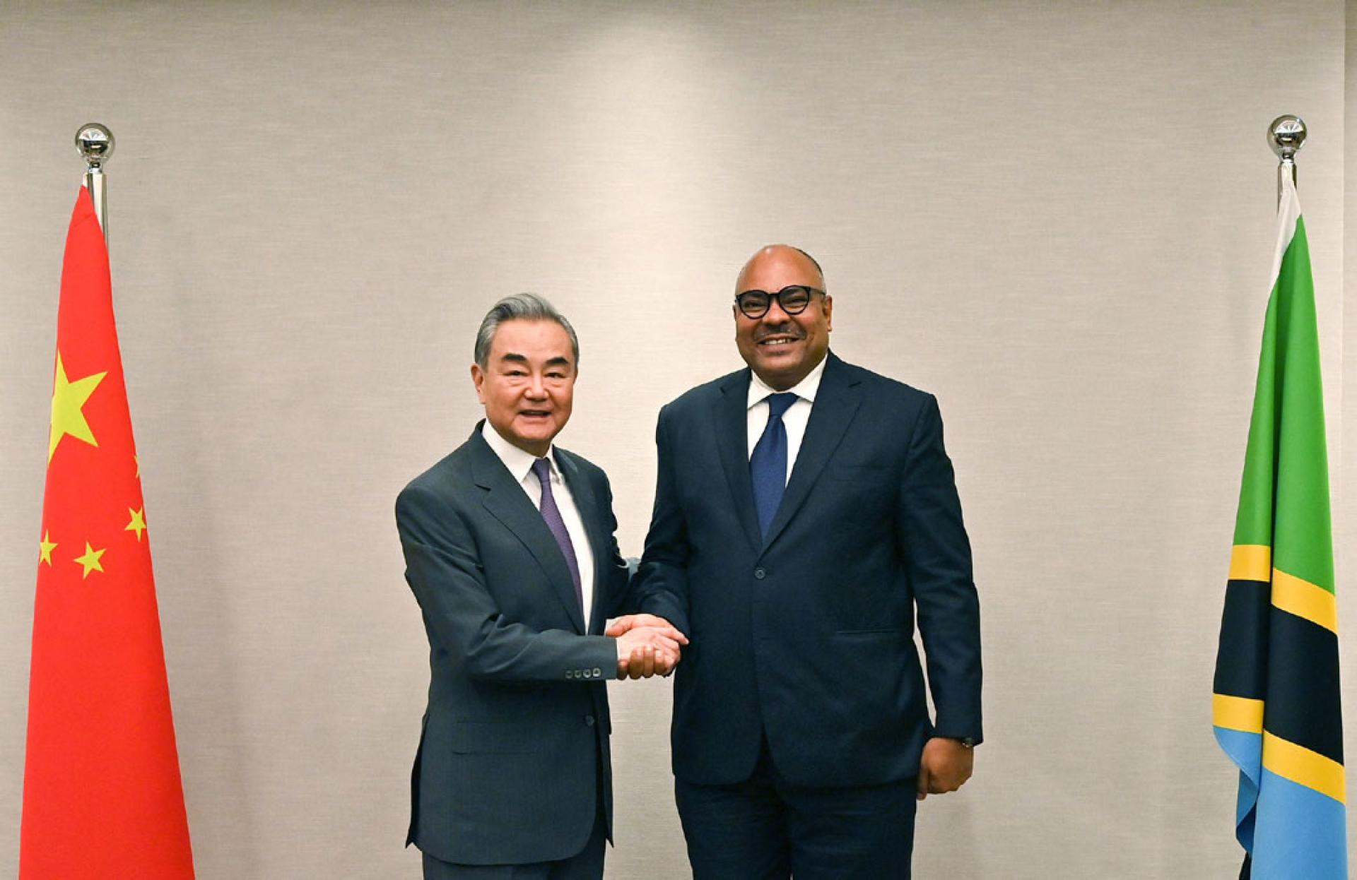 中国外交部长王毅（左）9日在坦桑尼亚达累斯萨拉姆同坦桑尼亚外长孔博（右）会谈。会谈后，双方共同会见记者。（图：新华社）