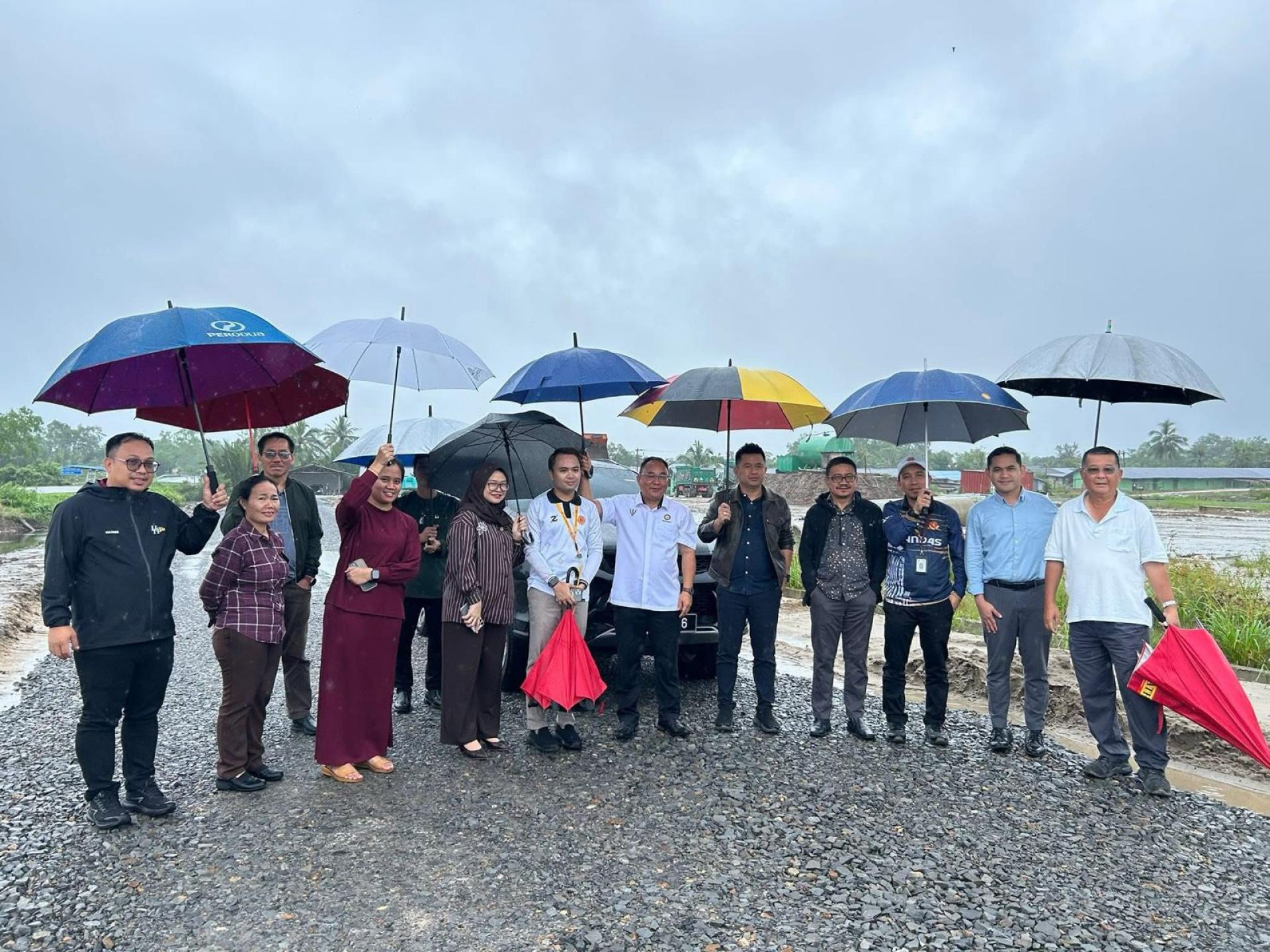 A group photo during the site visit.