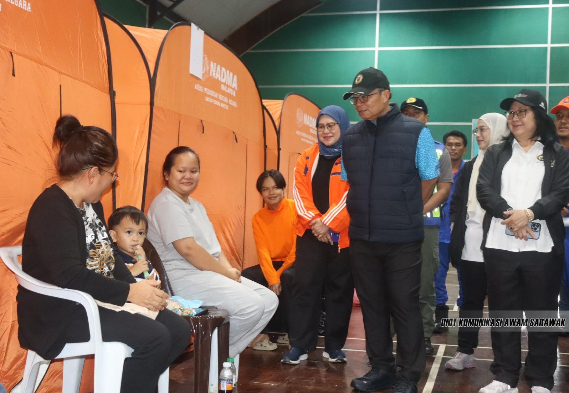 拿督阿玛阿布巴卡慰问疏散中心内的民众。