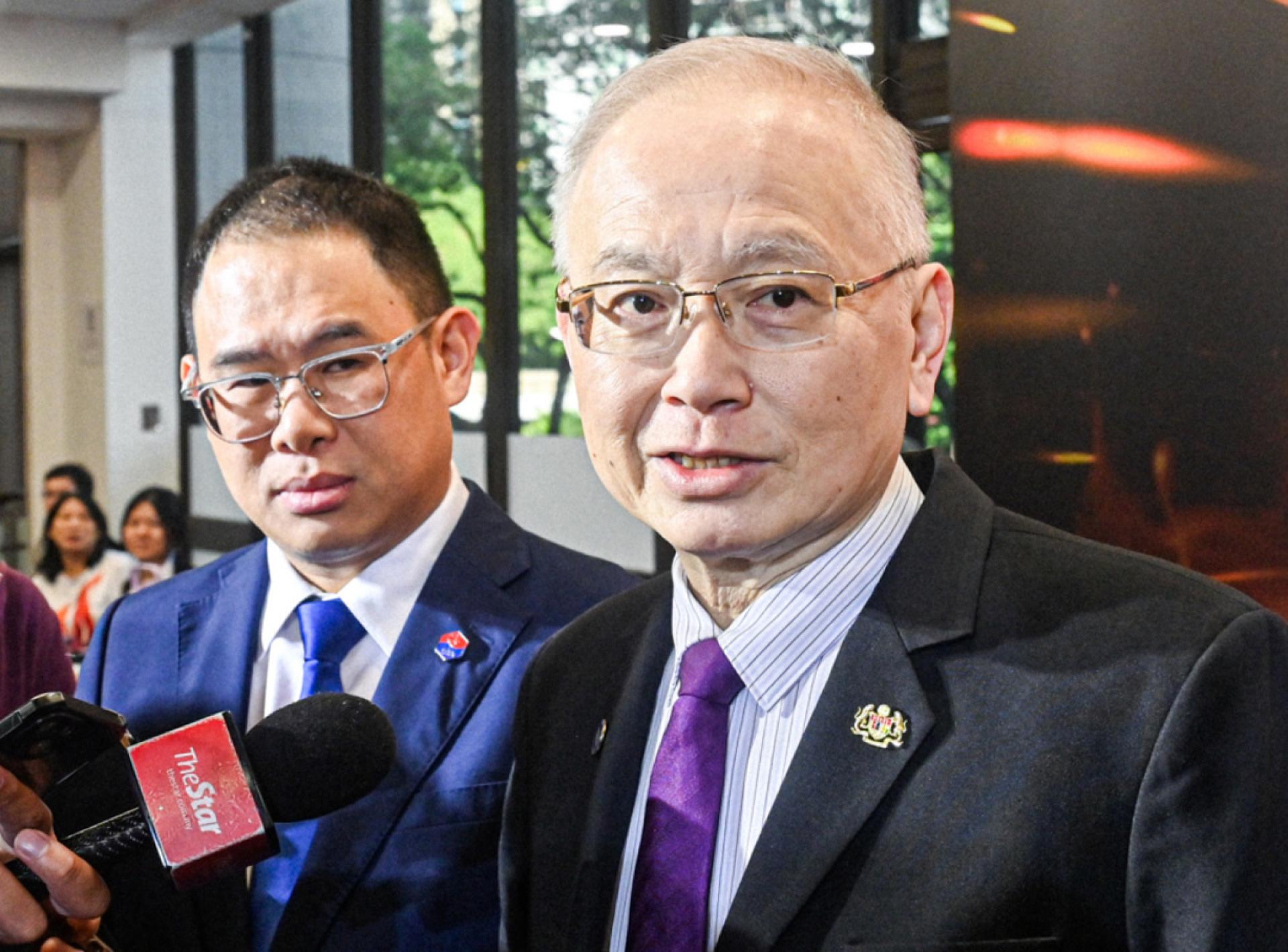 魏家祥（右）：下周巫统大会，我们那边见。