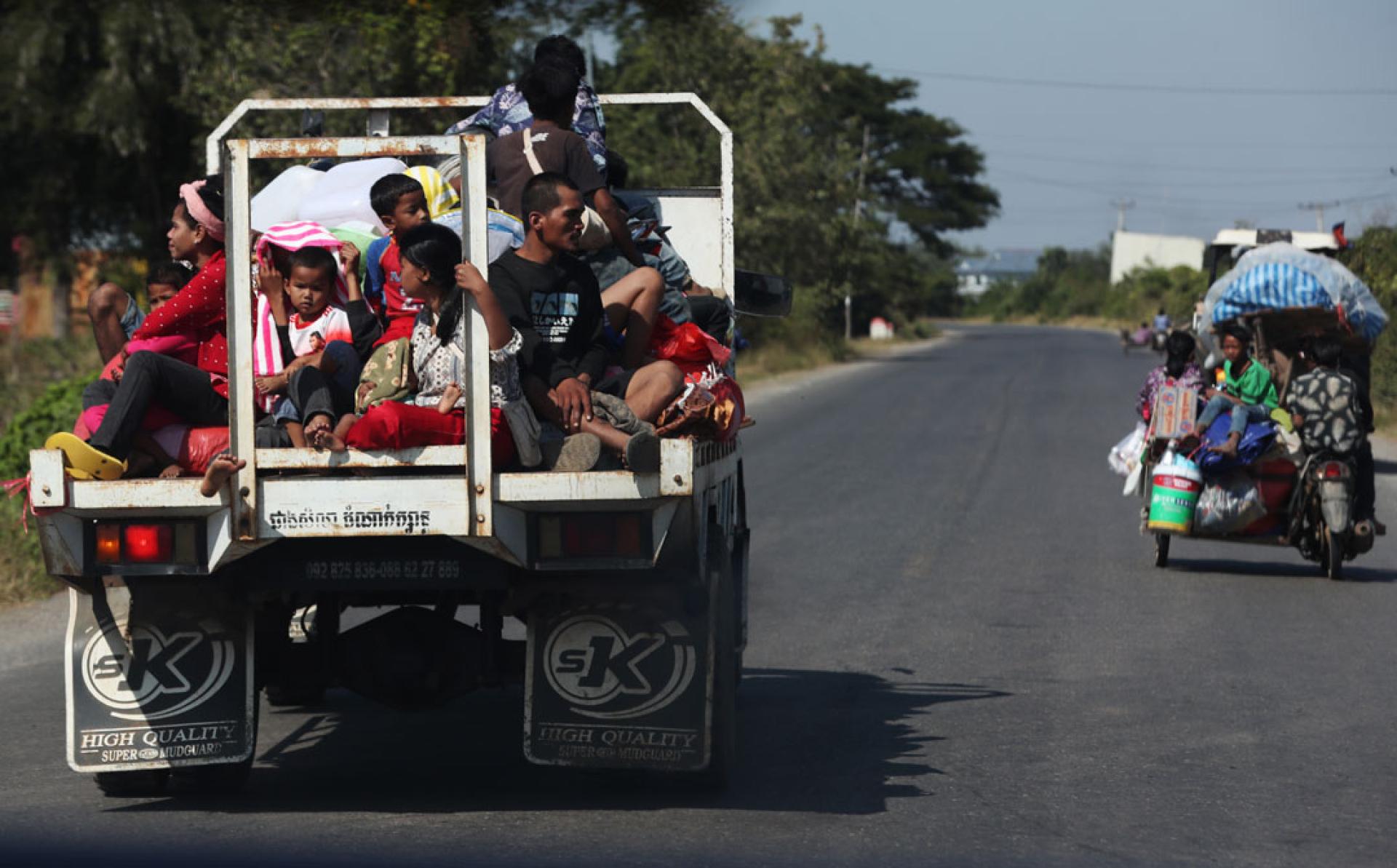 12月30日，在柬埔寨毗邻泰国的马德望省，因冲突撤离的人们乘坐车辆返回家园。（图：新华社）