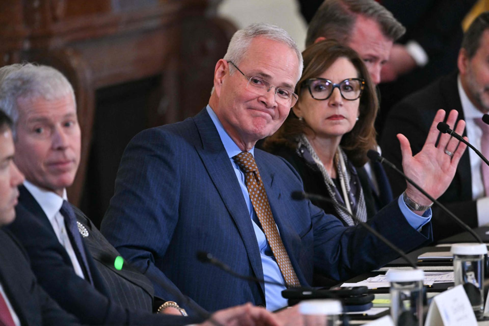 埃克森美孚执行长伍兹（中）出席会议。