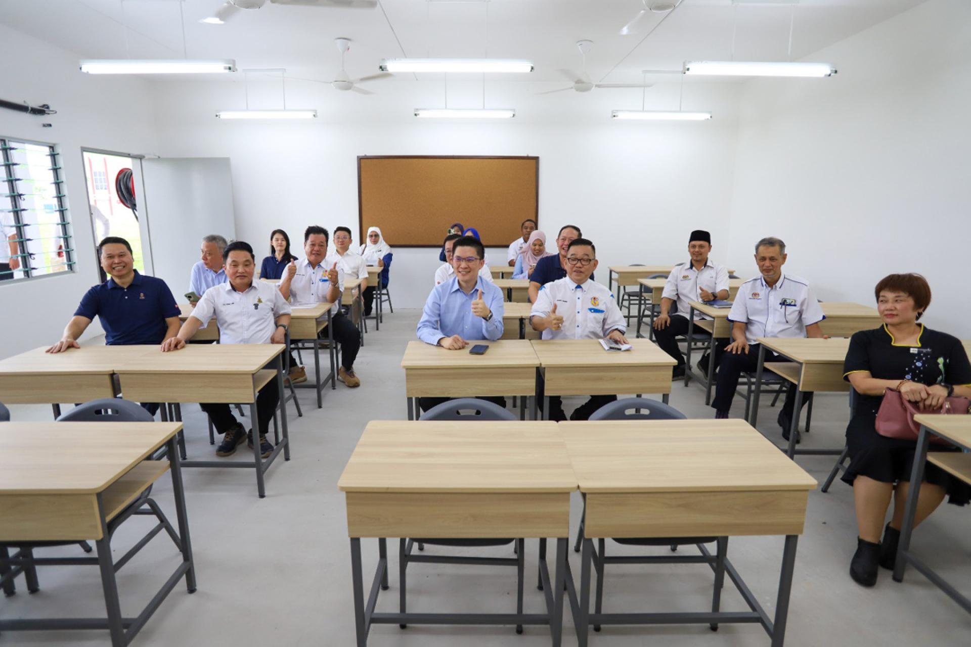 黄家和（前左3期）在郑有文带领下视察礼仁艾美娜华小课室，并体验上课乐趣。前左2为黄瑞林。