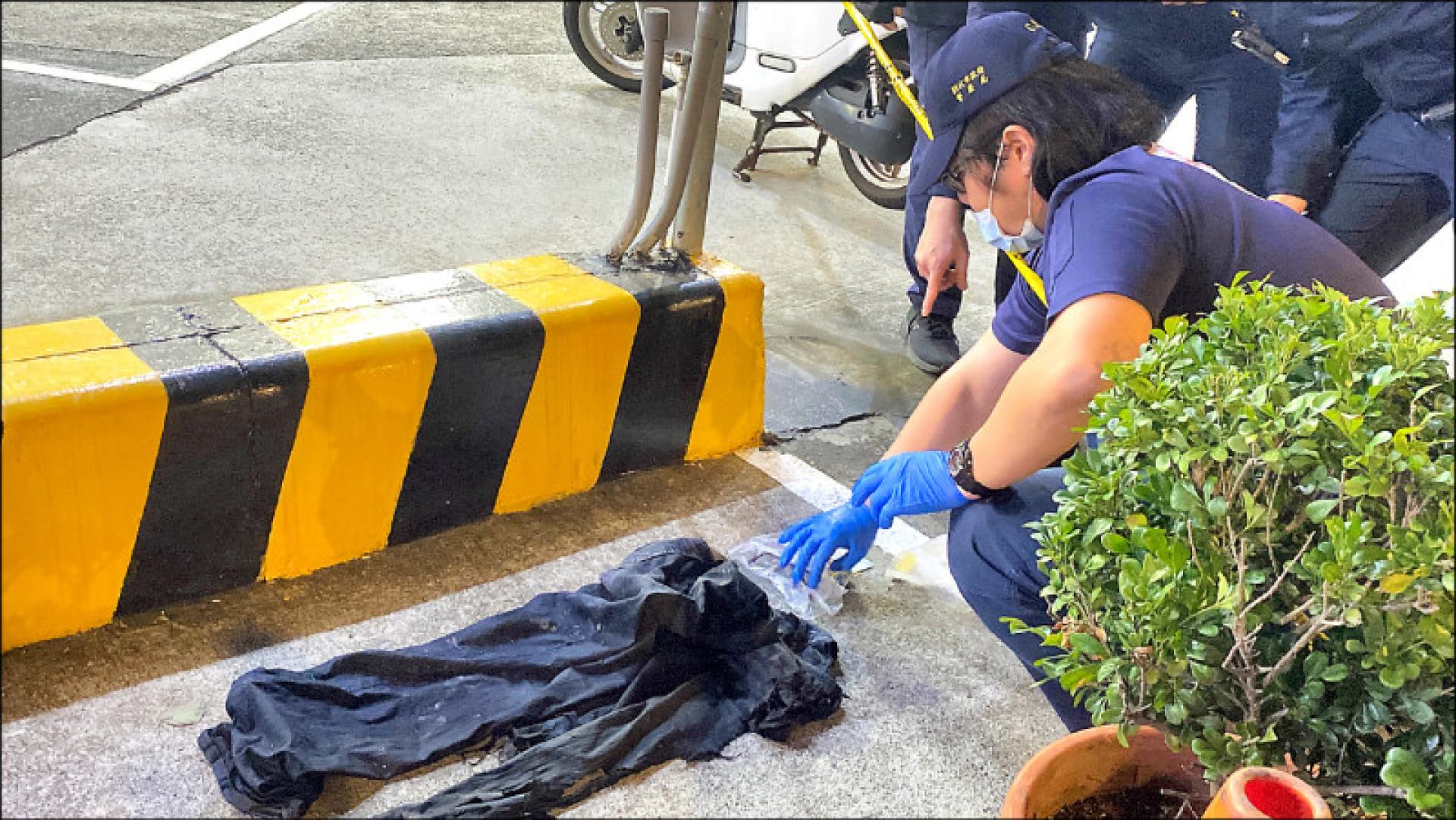 警方与消防鉴识人员针对现场遗留衣物、打火机等采证。（图：中央社）