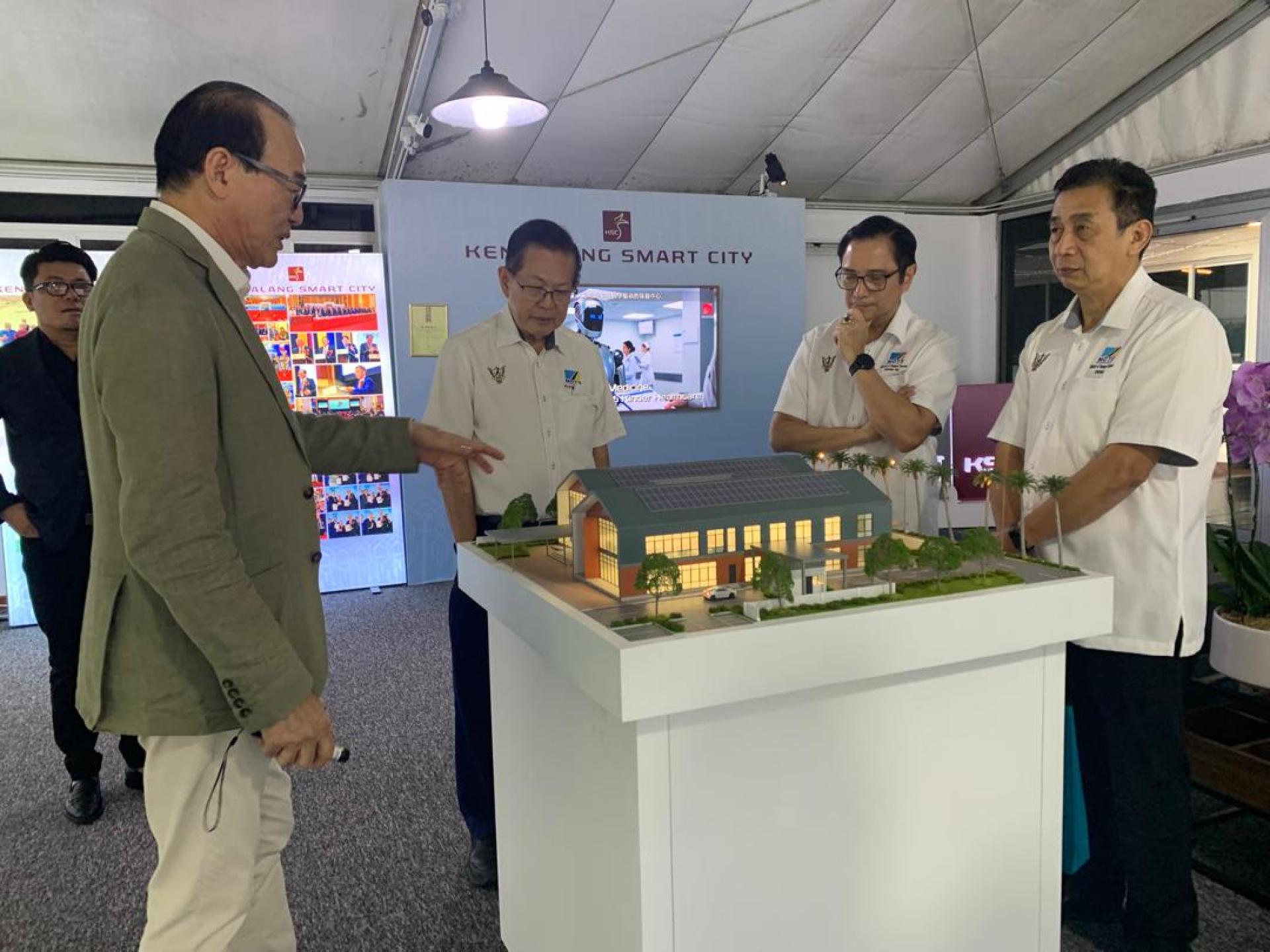 李景胜（右2）率队实地考察砂邦智慧城发展规划。