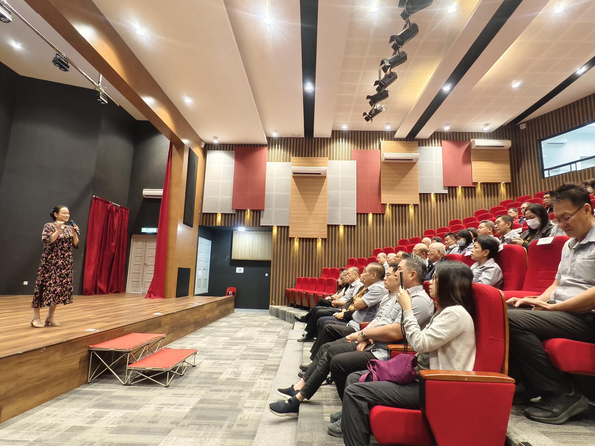 吕佩橙教授巡回讲座《师德师风》（砂拉越站），今早在美里培民中学举行。