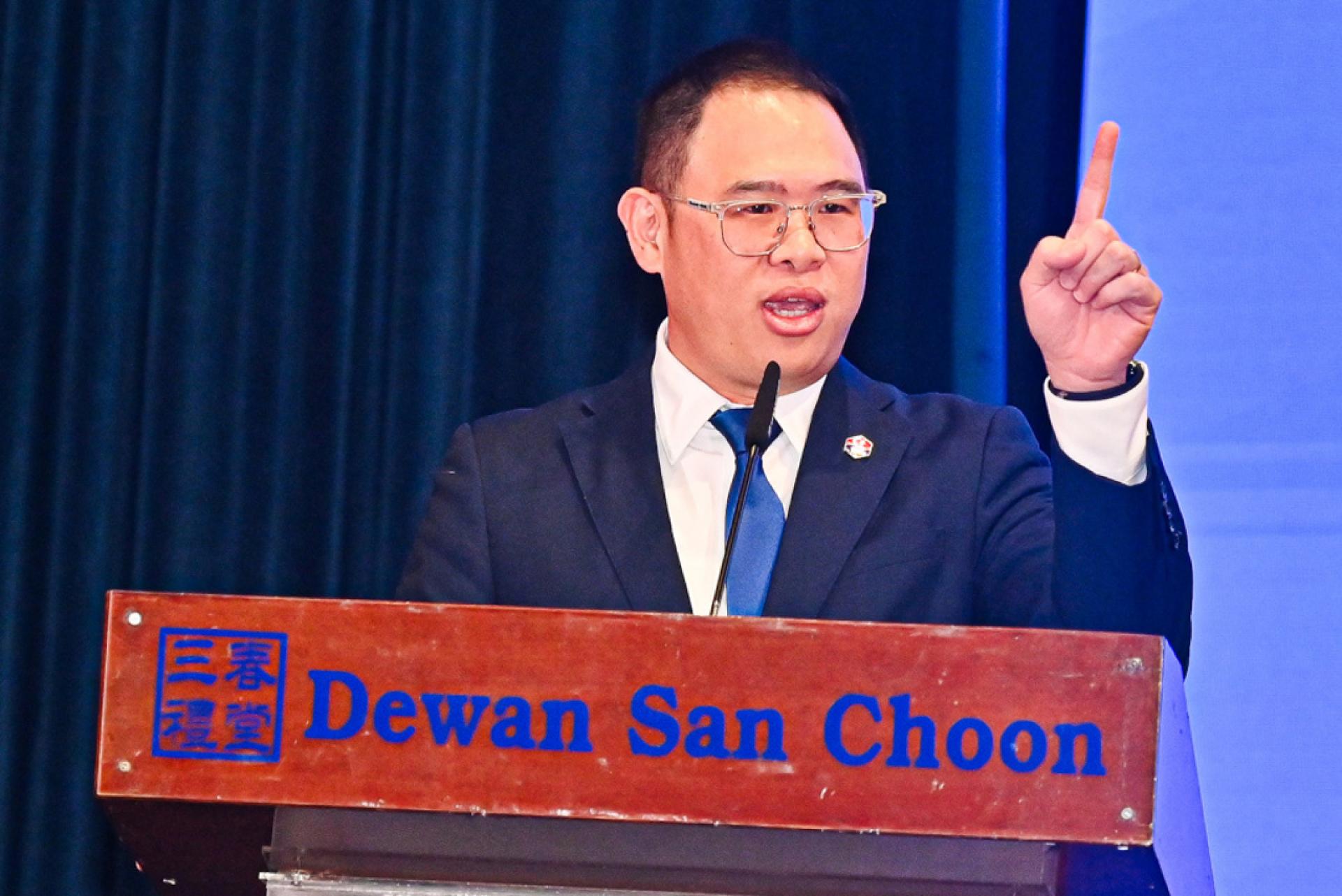 林添顺：青少年必须提升人工智能素养，了解其基本原理，同时能辨别其输出内容的局限性与偏差，并掌握高效使用人工智能工具的技能。