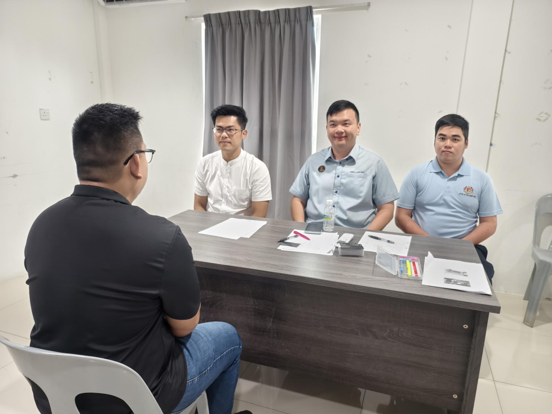 美里国会议员服务中心在具备丰富经验的专业律师支持下进行“免费法律咨询服务计划”。中为旅游、艺术及文化部副部长兼美里国会议员赵俊文。