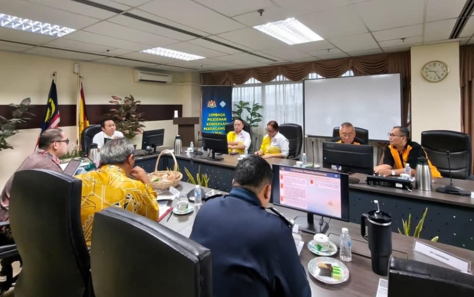 江峰年与相关业者代表主持会议。