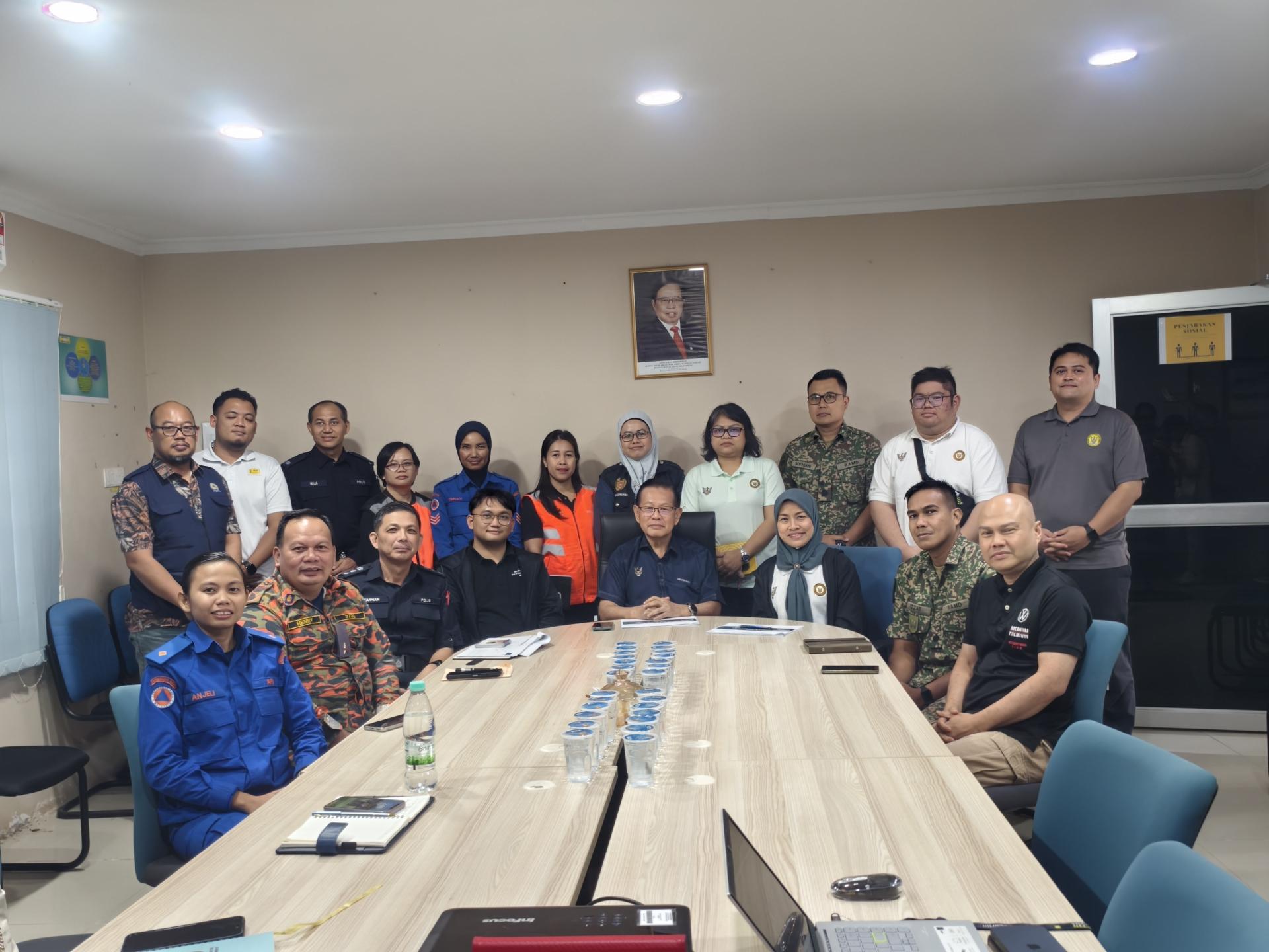 砂拉越交通部长拿督斯里李景胜（前排左5）与美里水利灌溉局及相关机构代表在会议后合影。