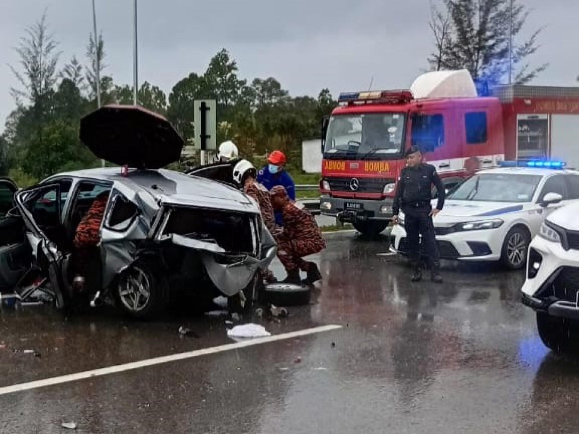 一辆第二国产轿车Axia在诗巫民都鲁泛婆道路17里路段撞上道路分界堤，造成四人受伤。