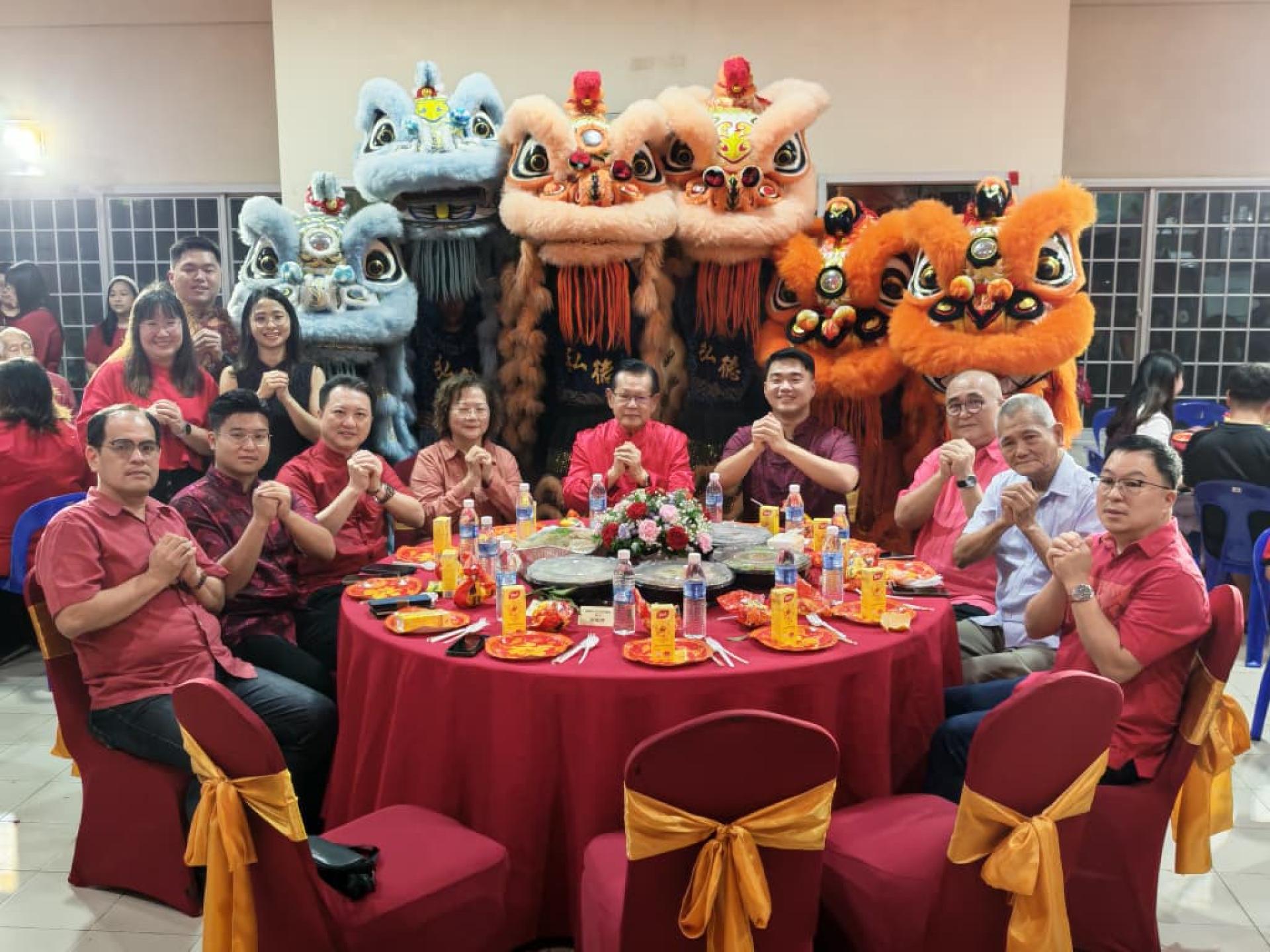主桌嘉宾合影留念。左起为美里社区关怀团队副会长杨万勇、马来西亚旅游、艺术及文化部副部长兼美里国会议员赵俊文律师的代表邹梓建、砂拉越旅游部副部长陈超耀律师的代表谢家梁市议员、美里老人之家主任本固鲁方凤金、主宾砂拉越交通部长拿督斯里李景胜、美里社区关怀团队会长李俊达、美里市长俞小珊、美里华人慈善信托委员会主席天猛公杨惠生，以及砂华人公会会长李天送。