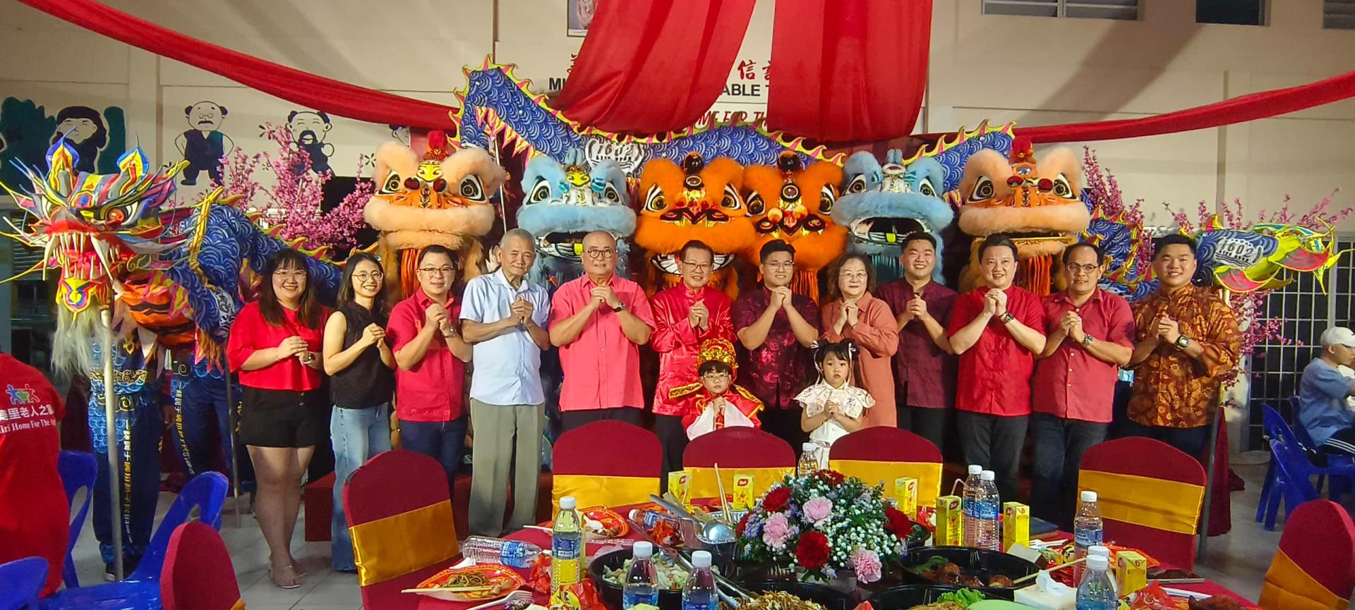 老人之家“爱心迎新春，温情在美里”新春联欢晚会众嘉宾提前向社会大众送上新春祝福，预示着新的一年吉祥如意、繁荣昌盛。左4起为天猛公杨惠生、美里市长俞小珊、主宾砂拉越交通部长拿督斯里李景胜、马来西亚旅游、艺术及文化部副部长兼美里国会议员赵俊文律师的代表邹梓建、美里老人之家主任本固鲁方凤金、美里社区关怀团队会长李俊达、砂拉越旅游部副部长陈超耀律师的代表谢家梁市议员。