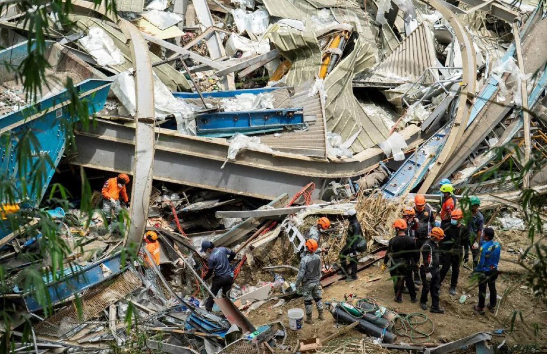 宿雾市的搜救人员星期六（1月10）在发生坍塌的比纳利乌垃圾填埋场寻找生还者。不过，因担心垃圾山再次崩塌，搜救工作只能断断续续进行。