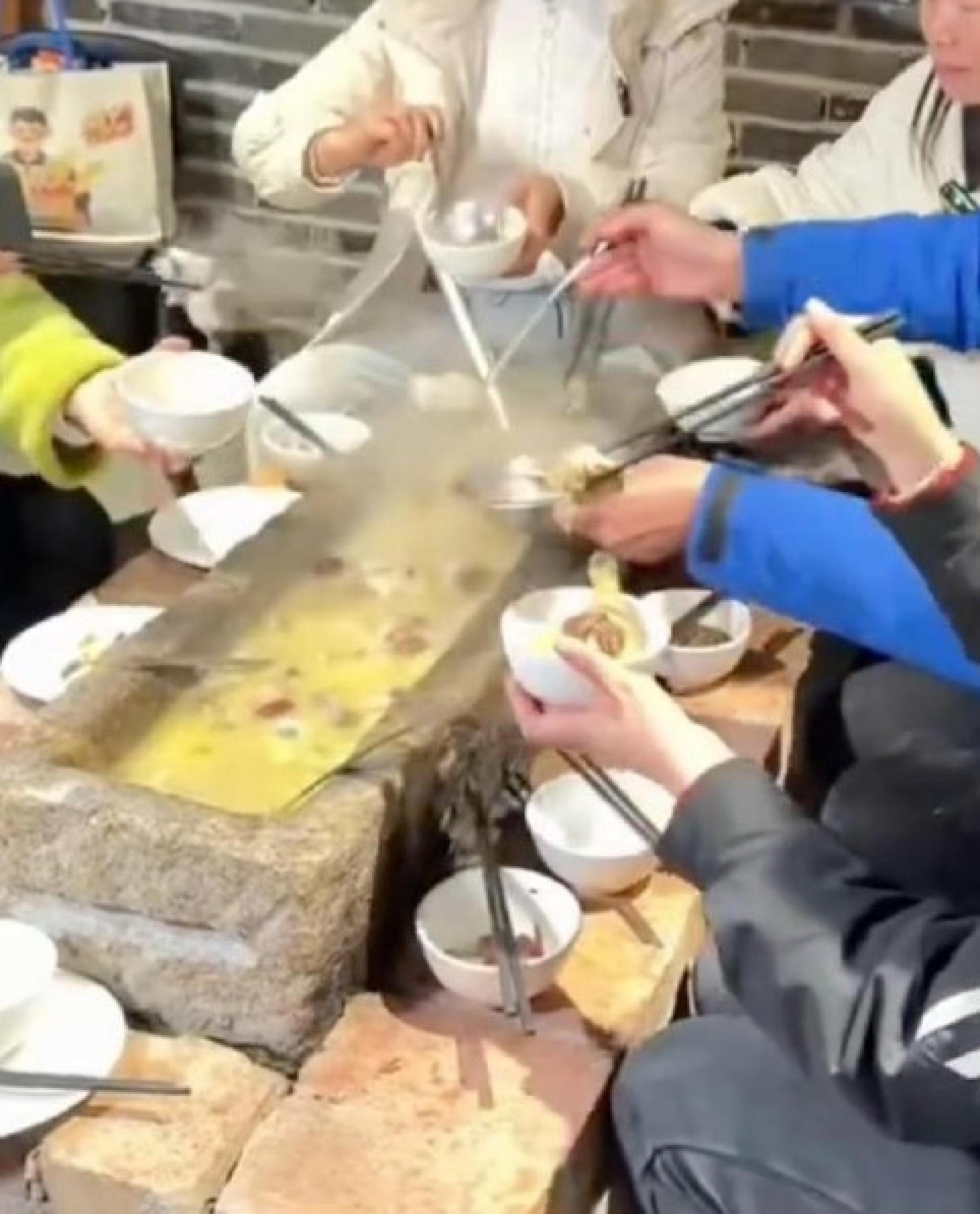 中国湖南永州一个农庄近日推出的“石槽火锅”引发热议。