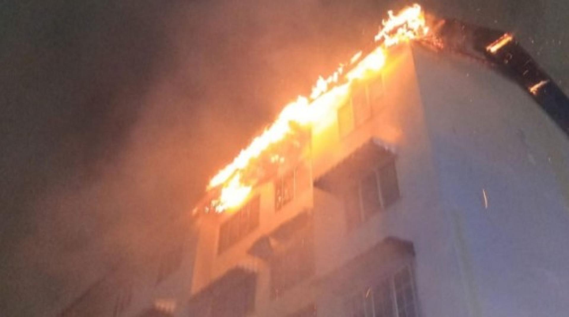 组屋4楼两间单位起火燃烧，造成组屋居民惊慌。（吉隆坡消拯局图）