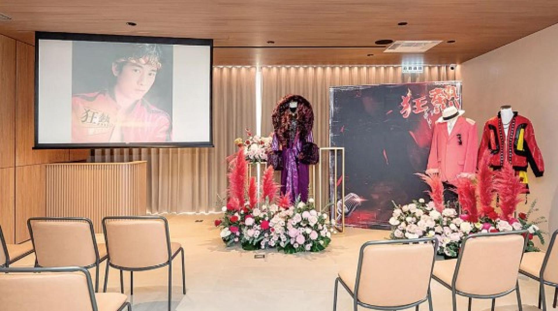 曹西平灵堂设计以他历年经典专辑名称作为核心视觉。