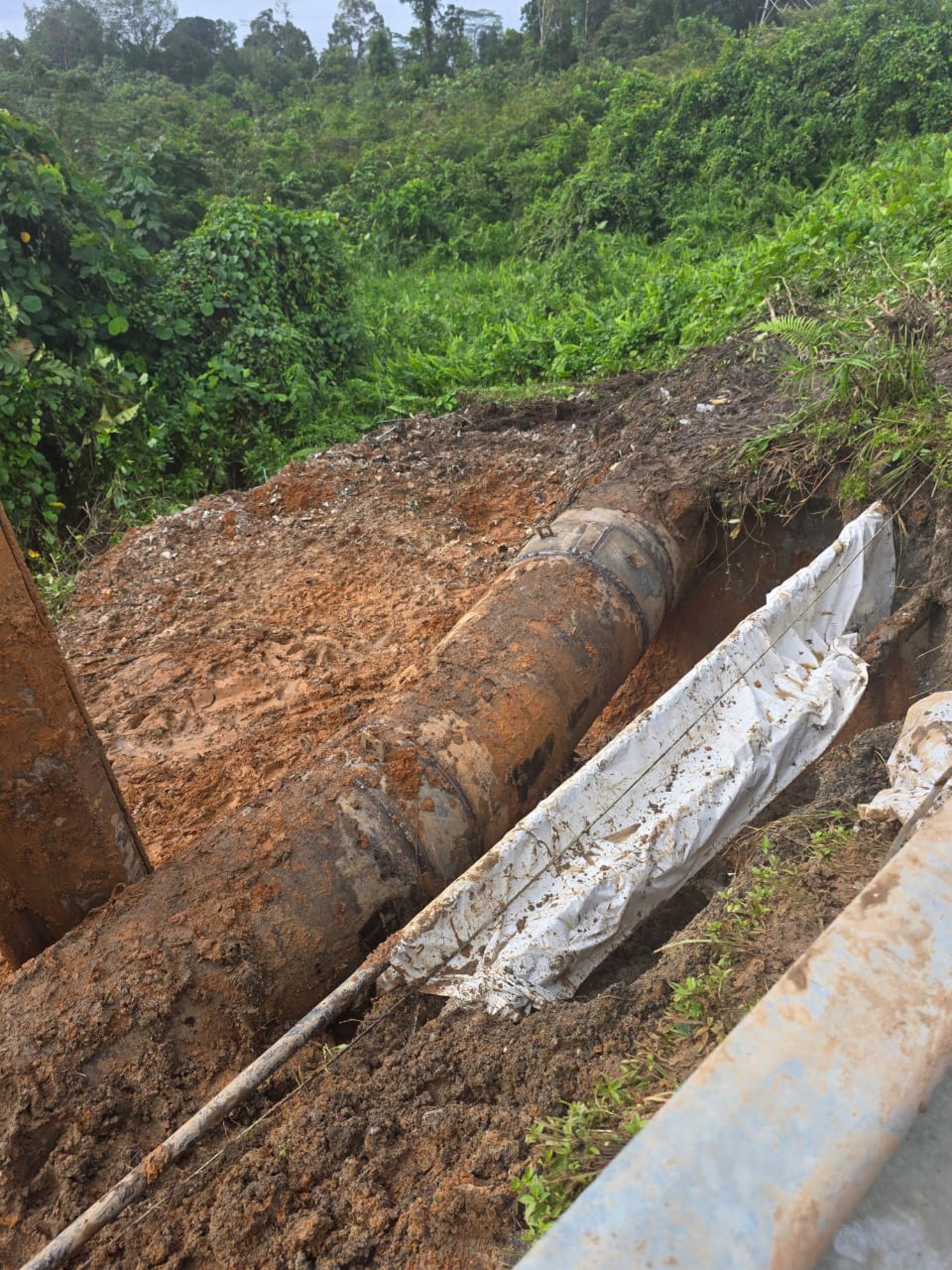 焊接工作已修复的大水管。