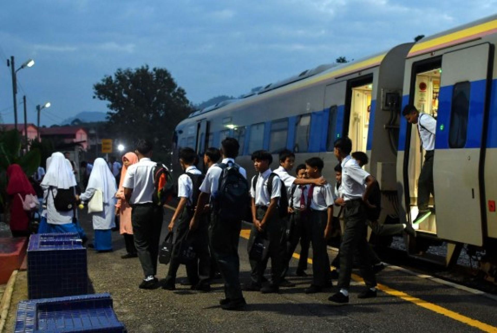 马新社于周日清晨6时30分在瓜拉吉赖站的观察显示，大多数学生依然选择乘搭火车，往返大榜国民中学上课。