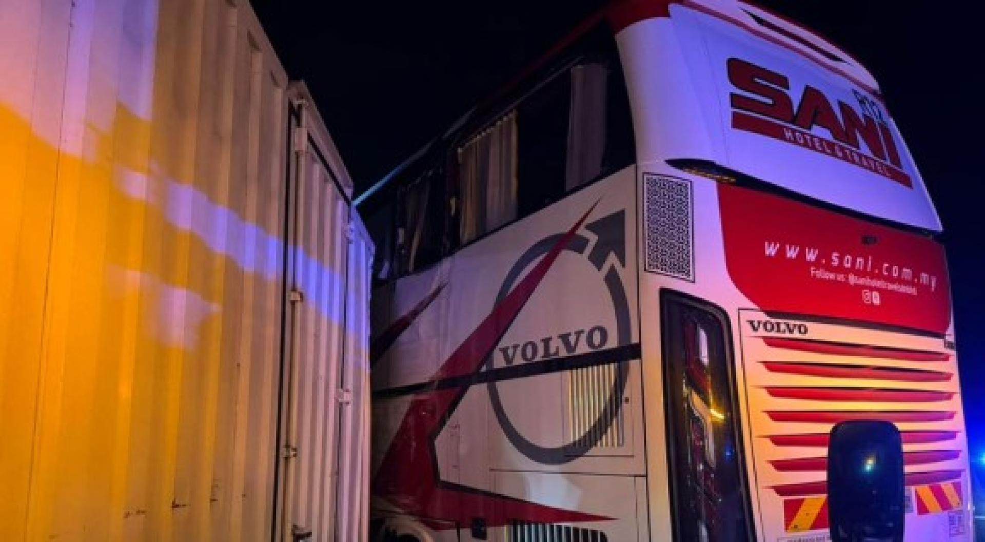 长巴与罗里相撞，导致有4乘客及一名罗里司机被夹在车残骸内，伤者人数达15人。